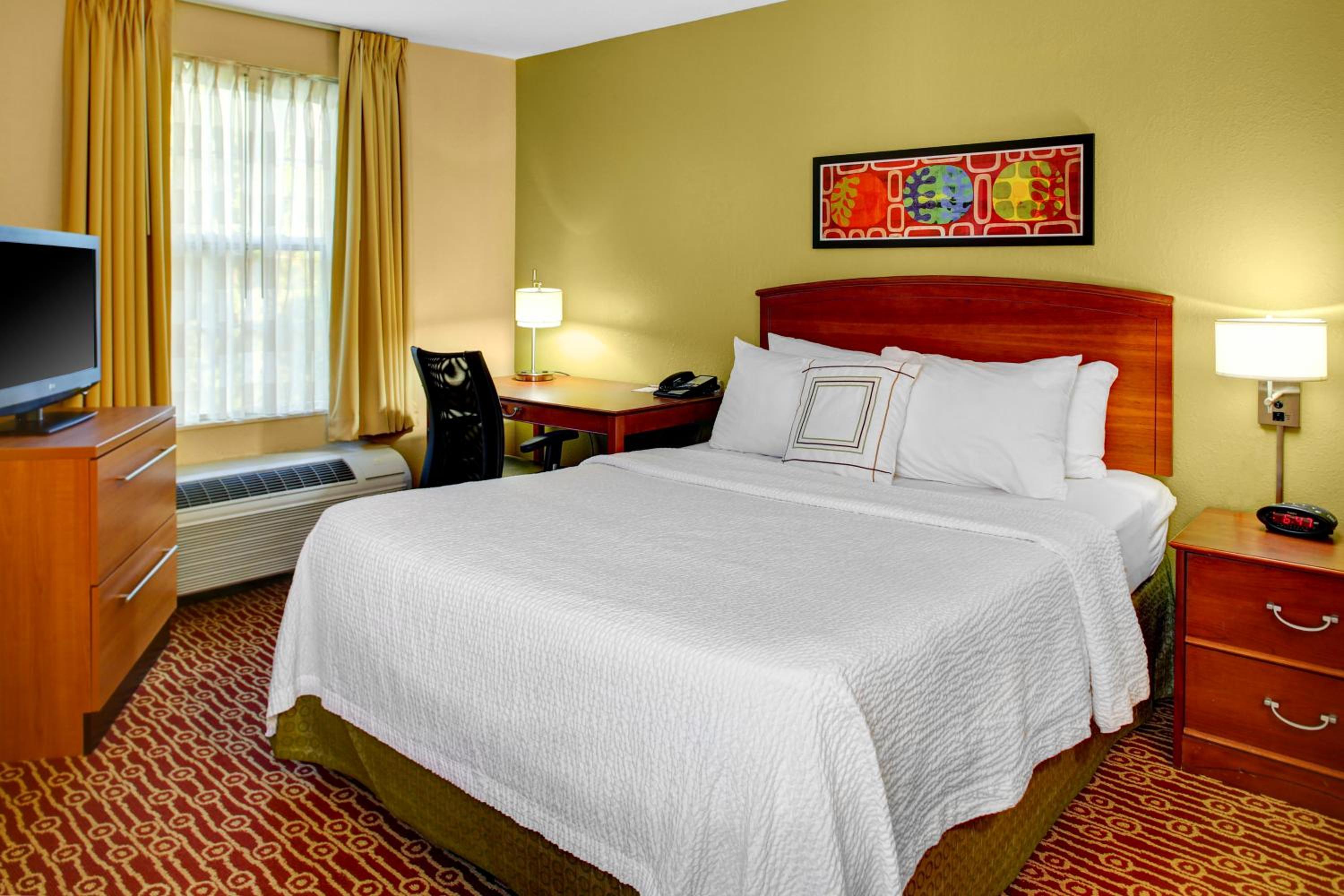 One-Bedroom Suite with Two Queen Beds - Non-Smoking - Photo 2