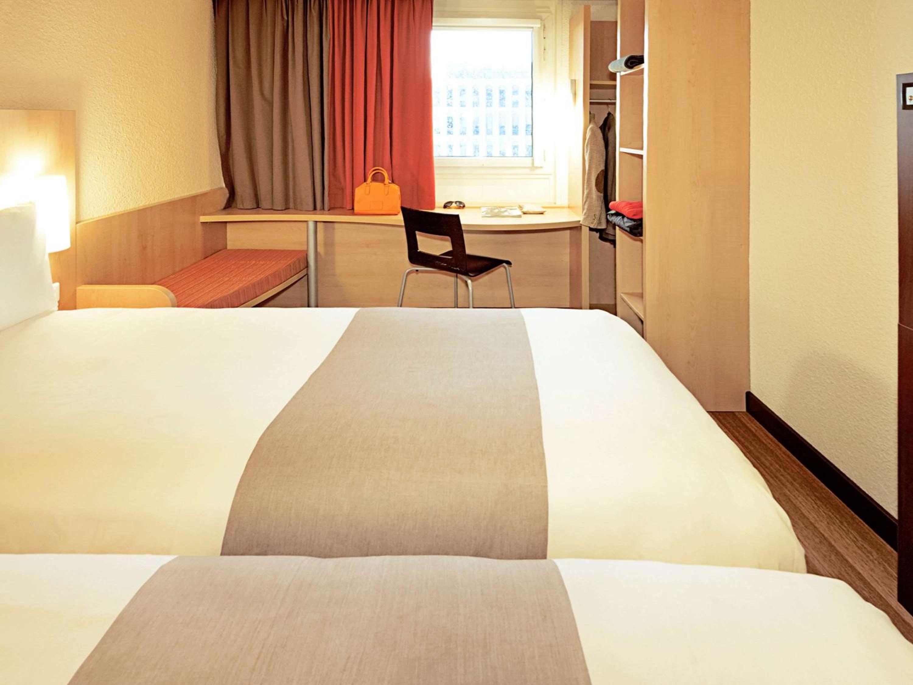 Standard Twin Room - Photo 9