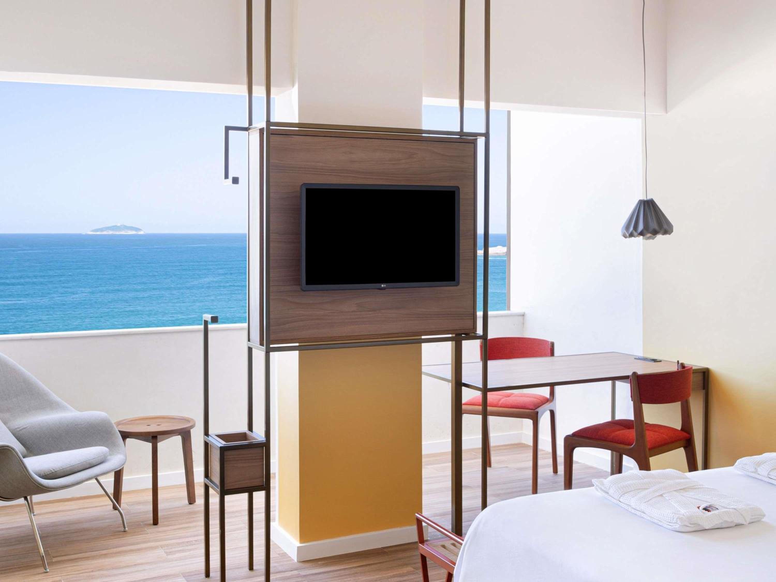 Deluxe Room with Sea View thumbnail 5