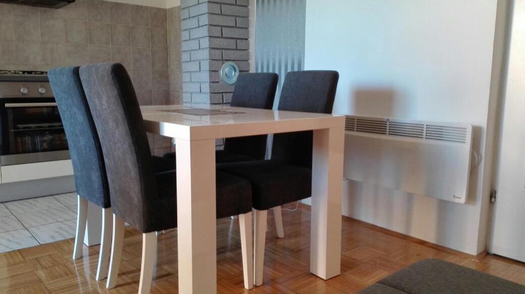 Three-Bedroom Apartment - Photo 8