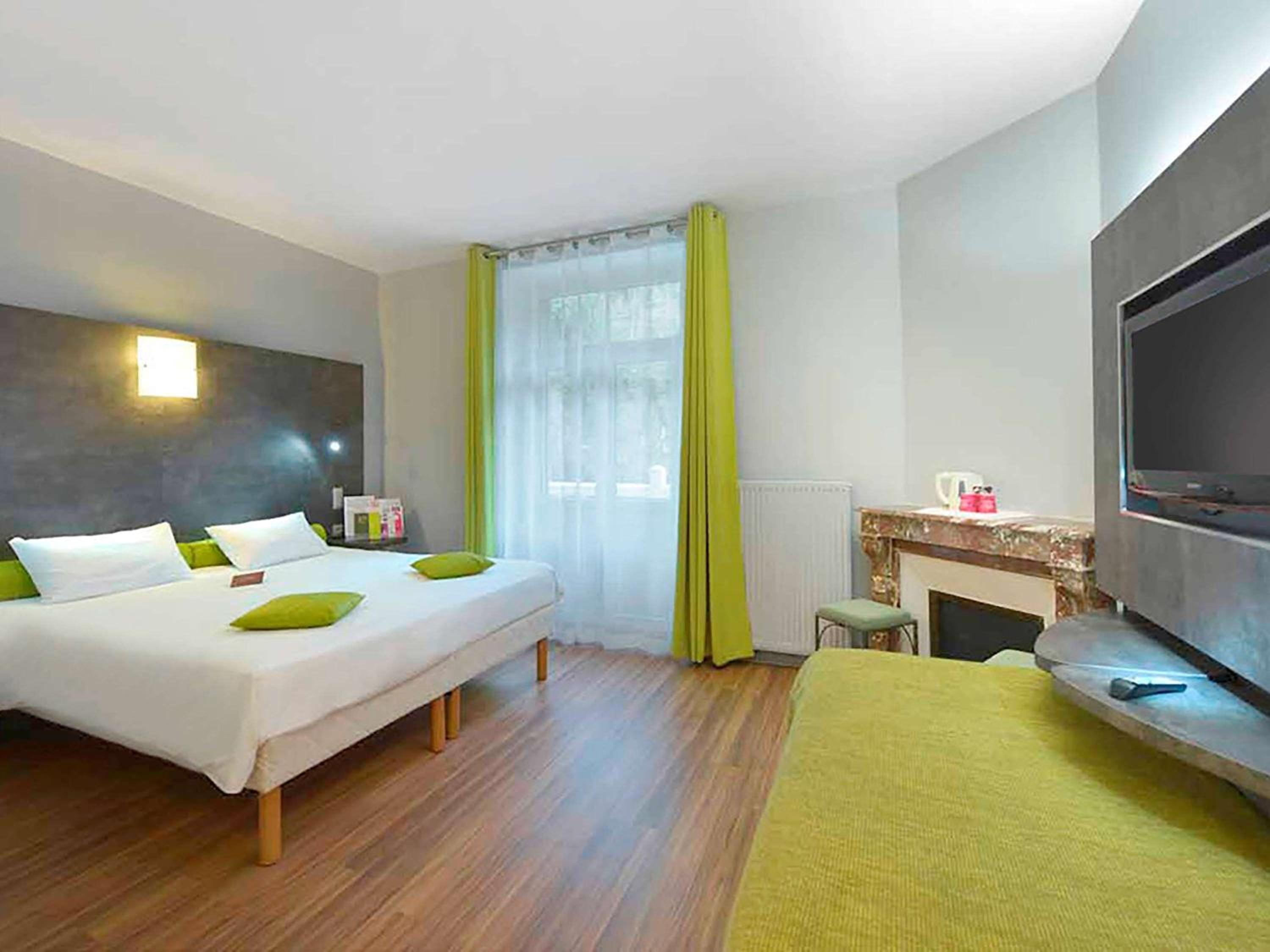 Superior Double Room - Street Side - Photo 7