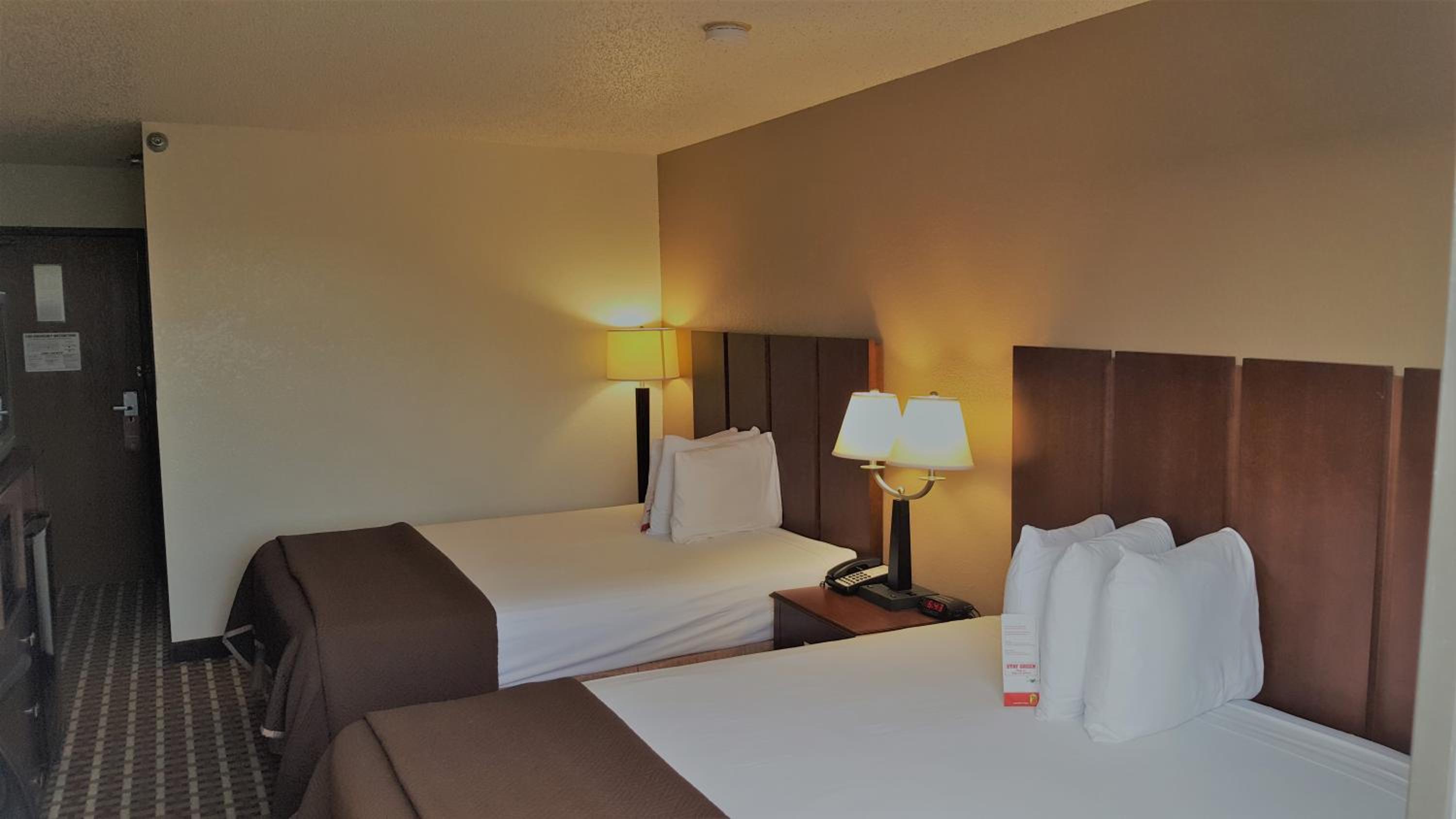Queen Room with Two Queen Beds - Non-Smoking - Photo 4