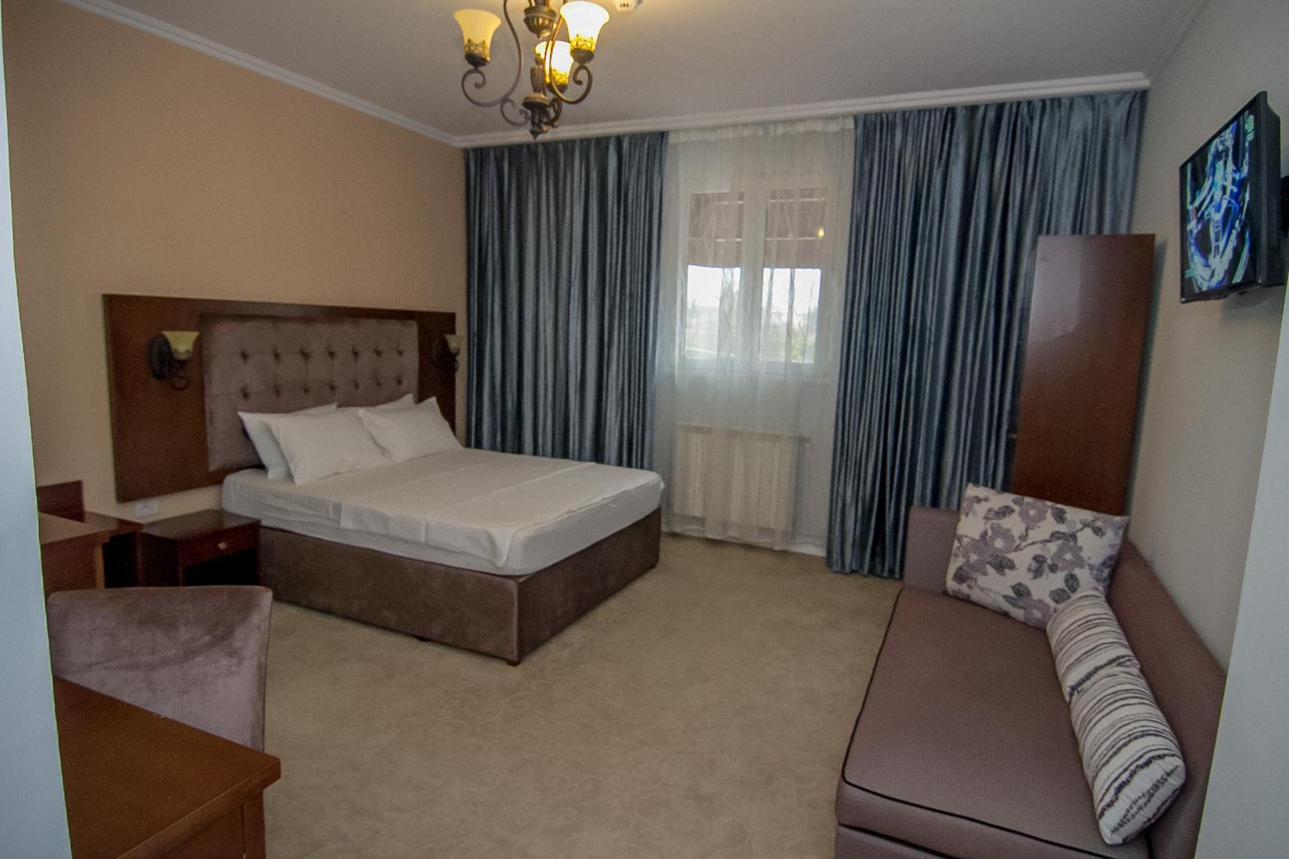 Family Room (3 adults + 1 children) photo 2