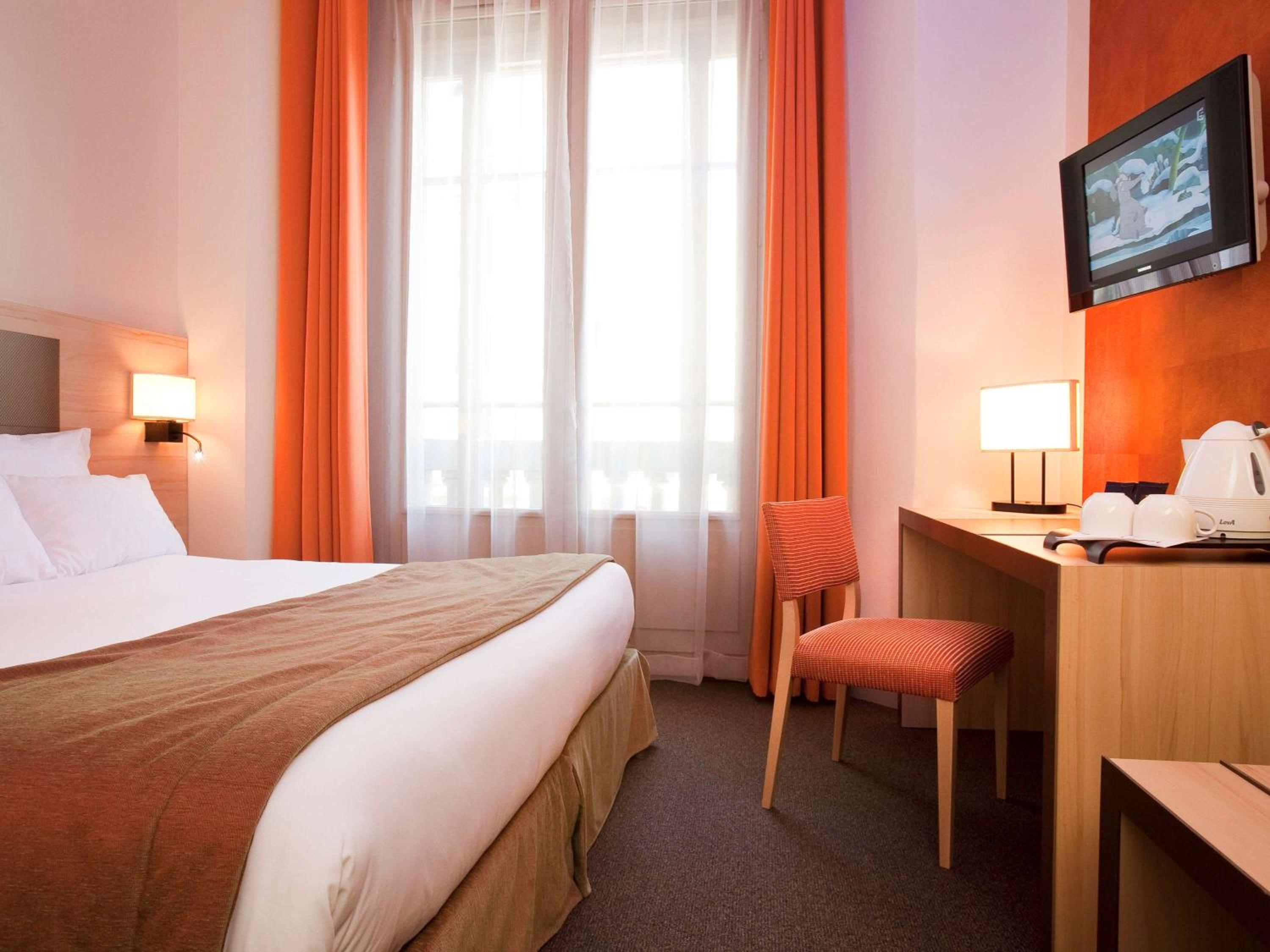 2 Adjacent Rooms