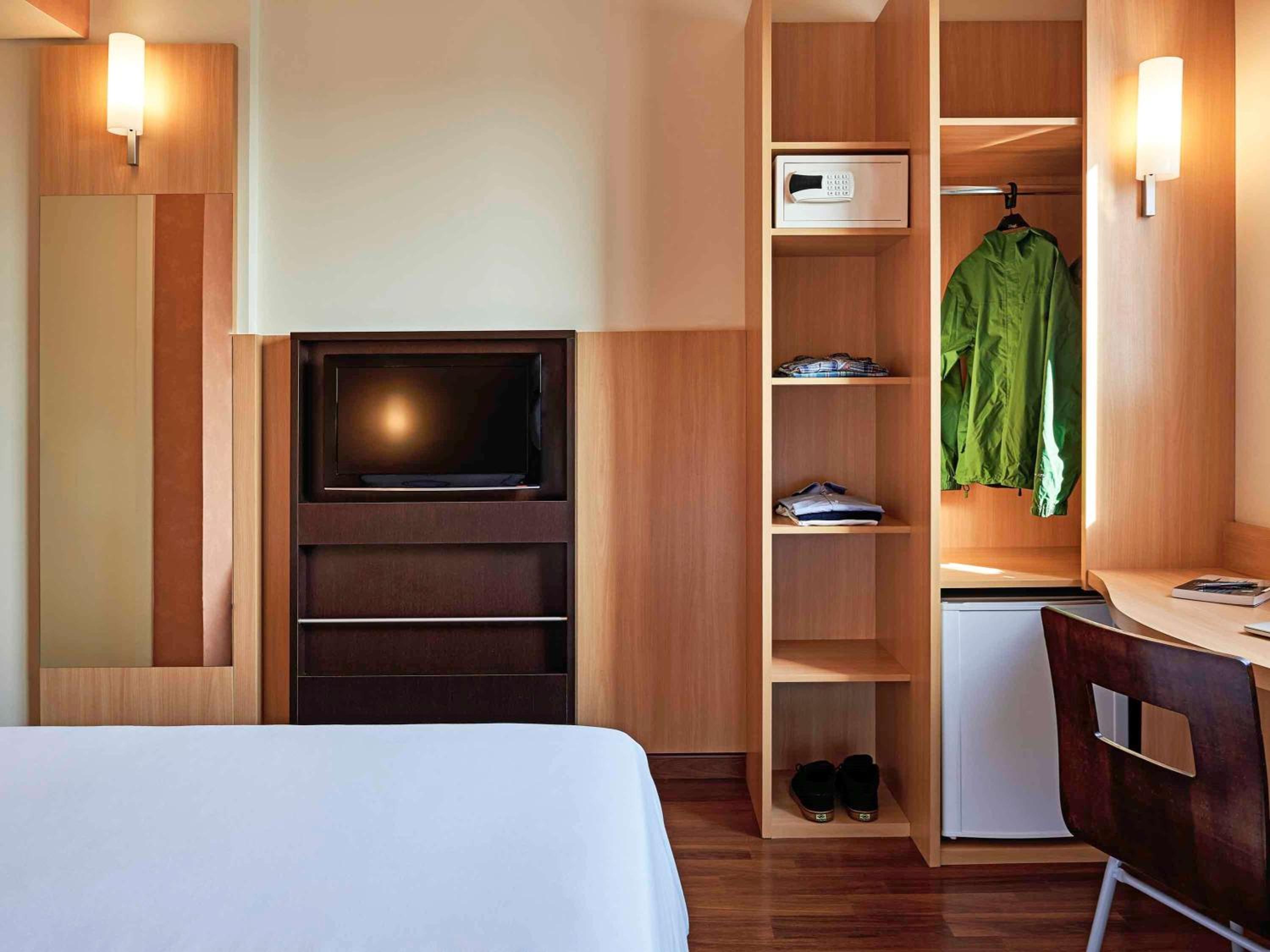 Standard Double Room with Double Bed - Photo 8