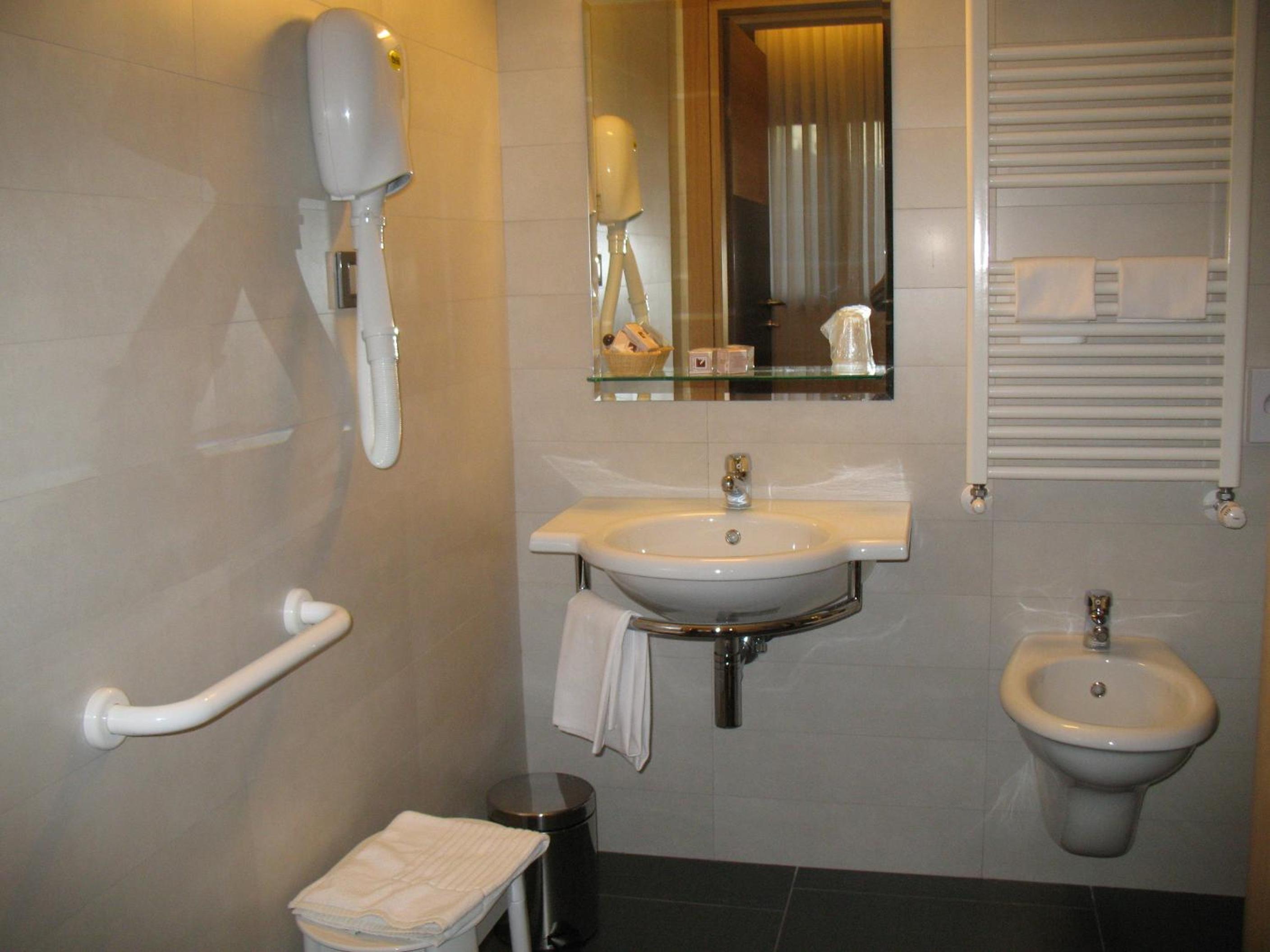 Standard Double or Twin Room - Photo 5