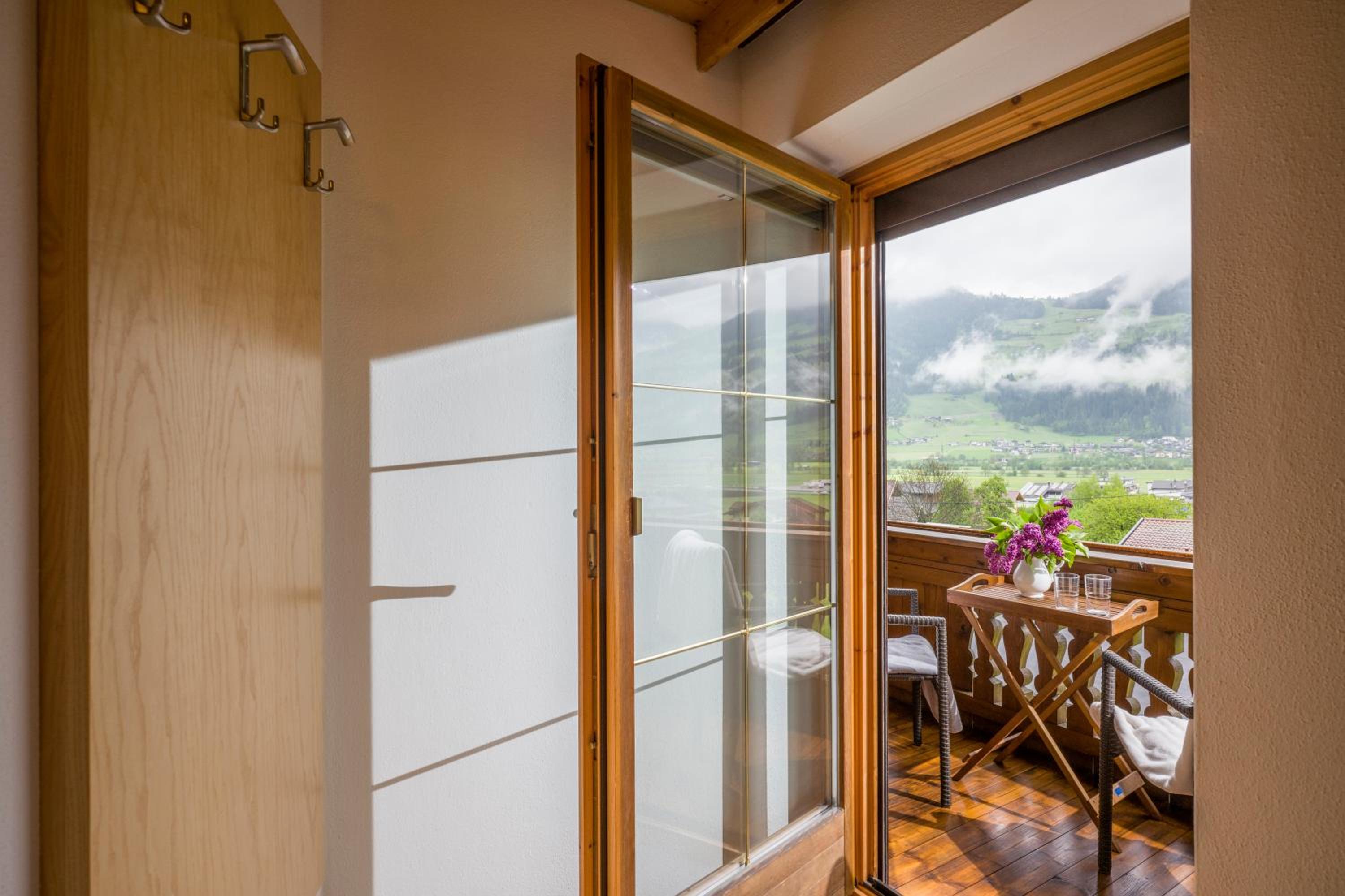 Three-Bedroom Apartment with Balcony photo 2