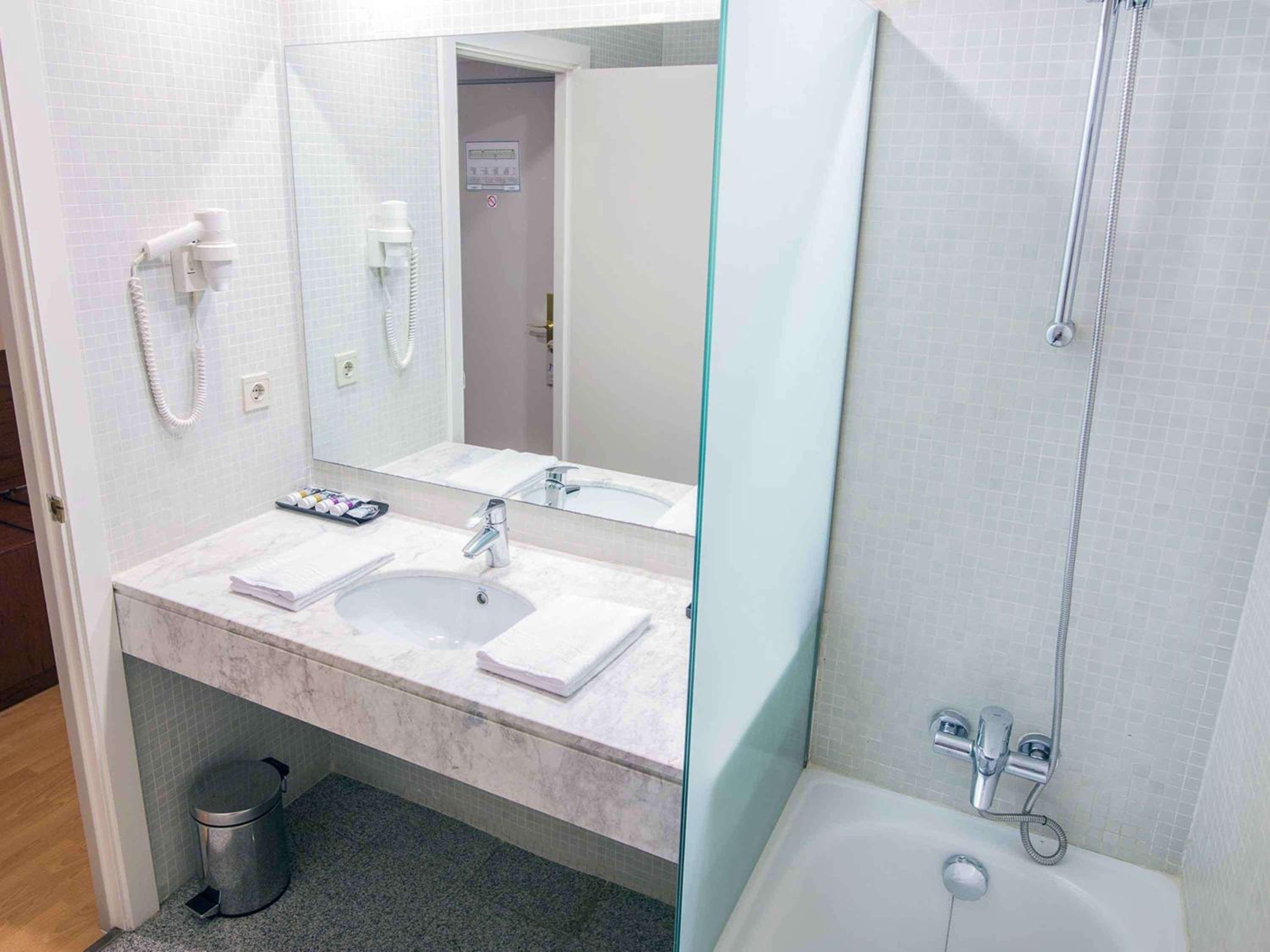 Standard Twin Room - Photo 4