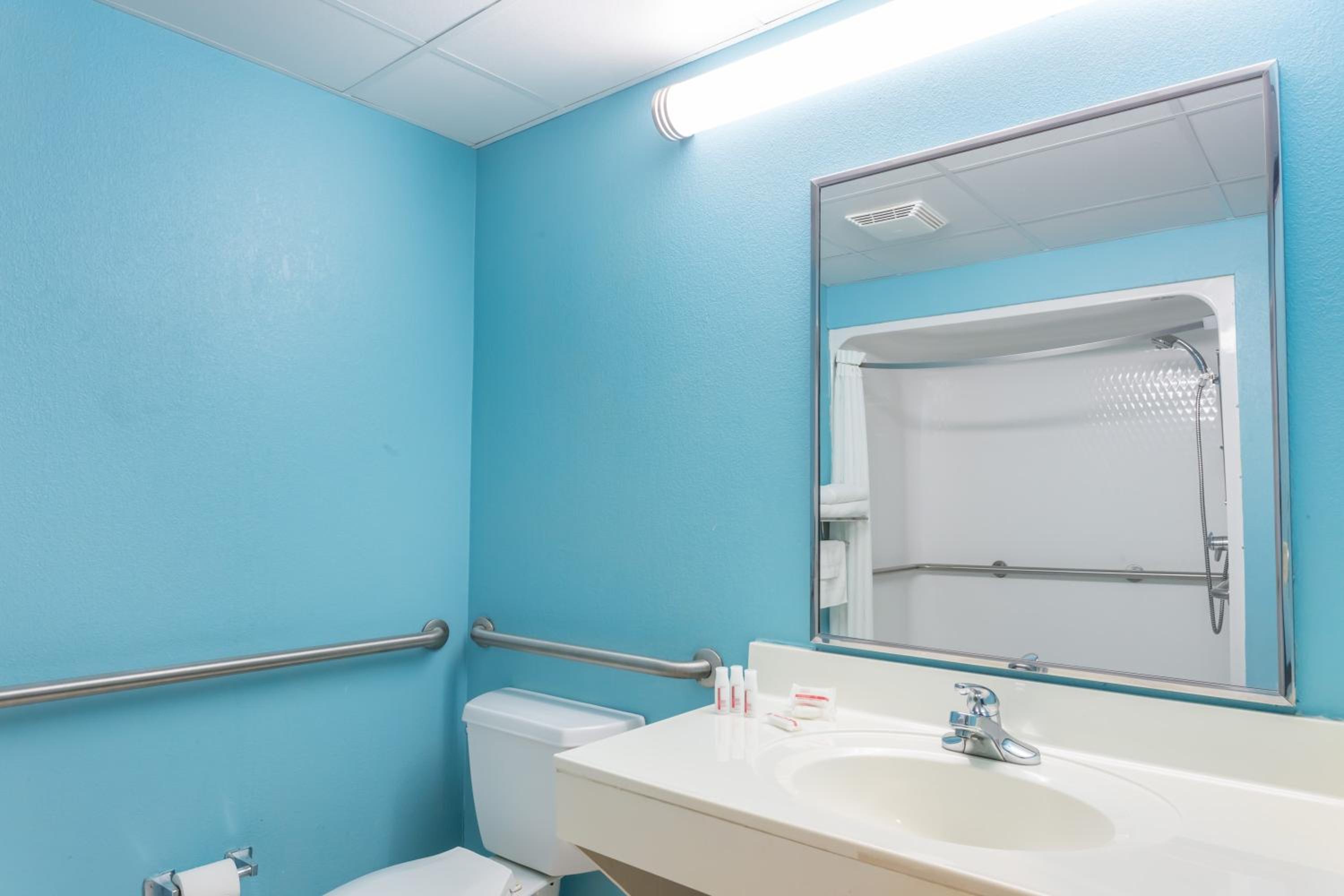 King Room - Disability Access - Non-Smoking - Photo 3