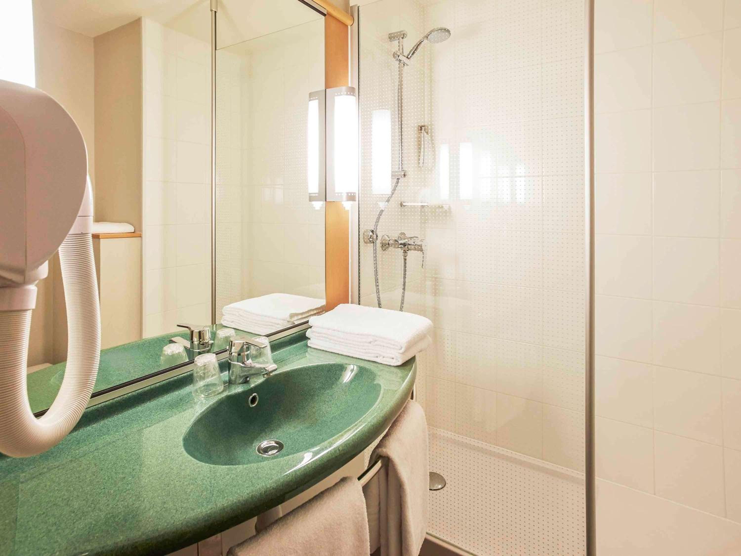 Standard Double Room - Photo 8
