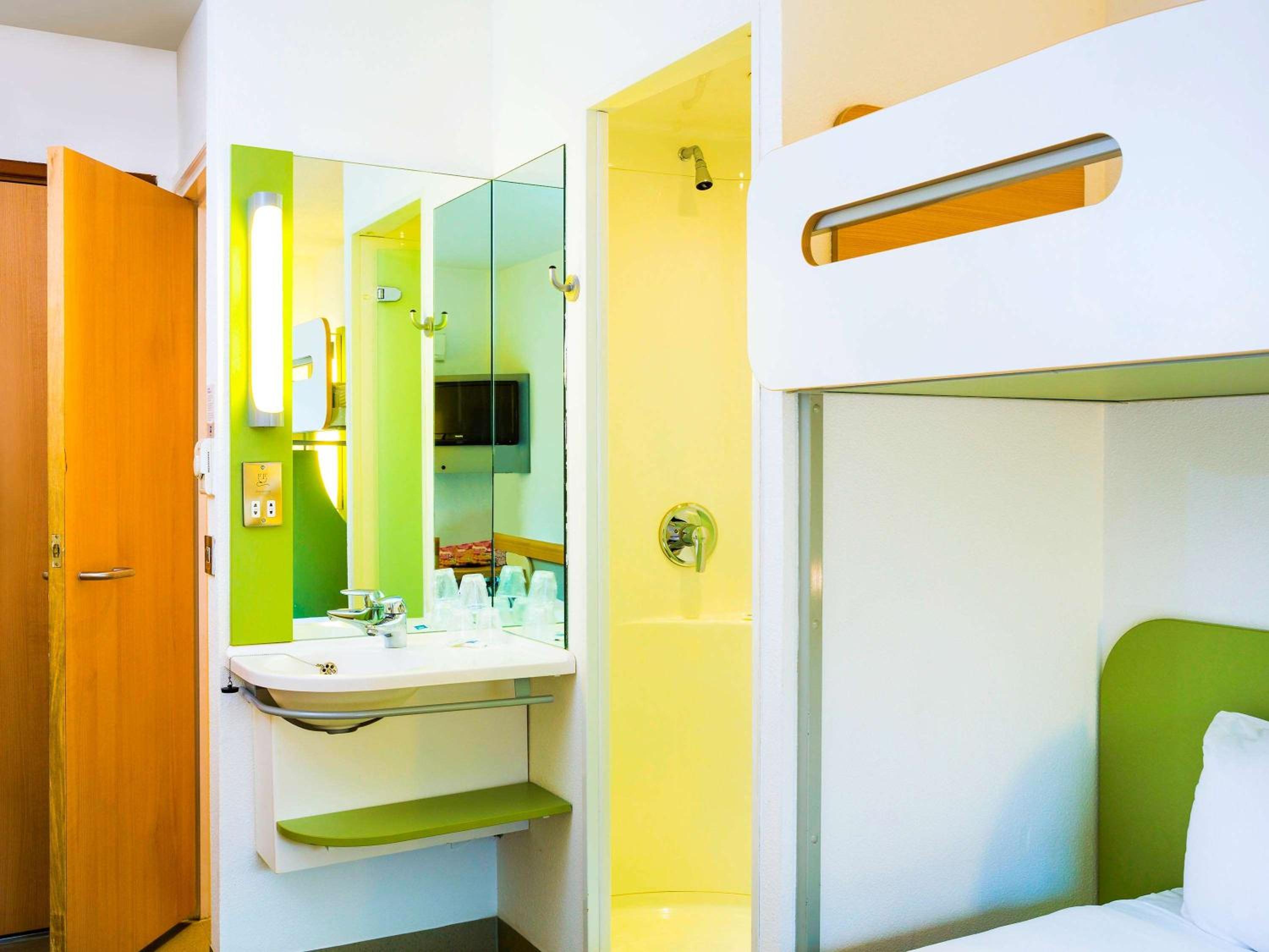 Triple Room with Double Bed and Bunk Bed photo 3
