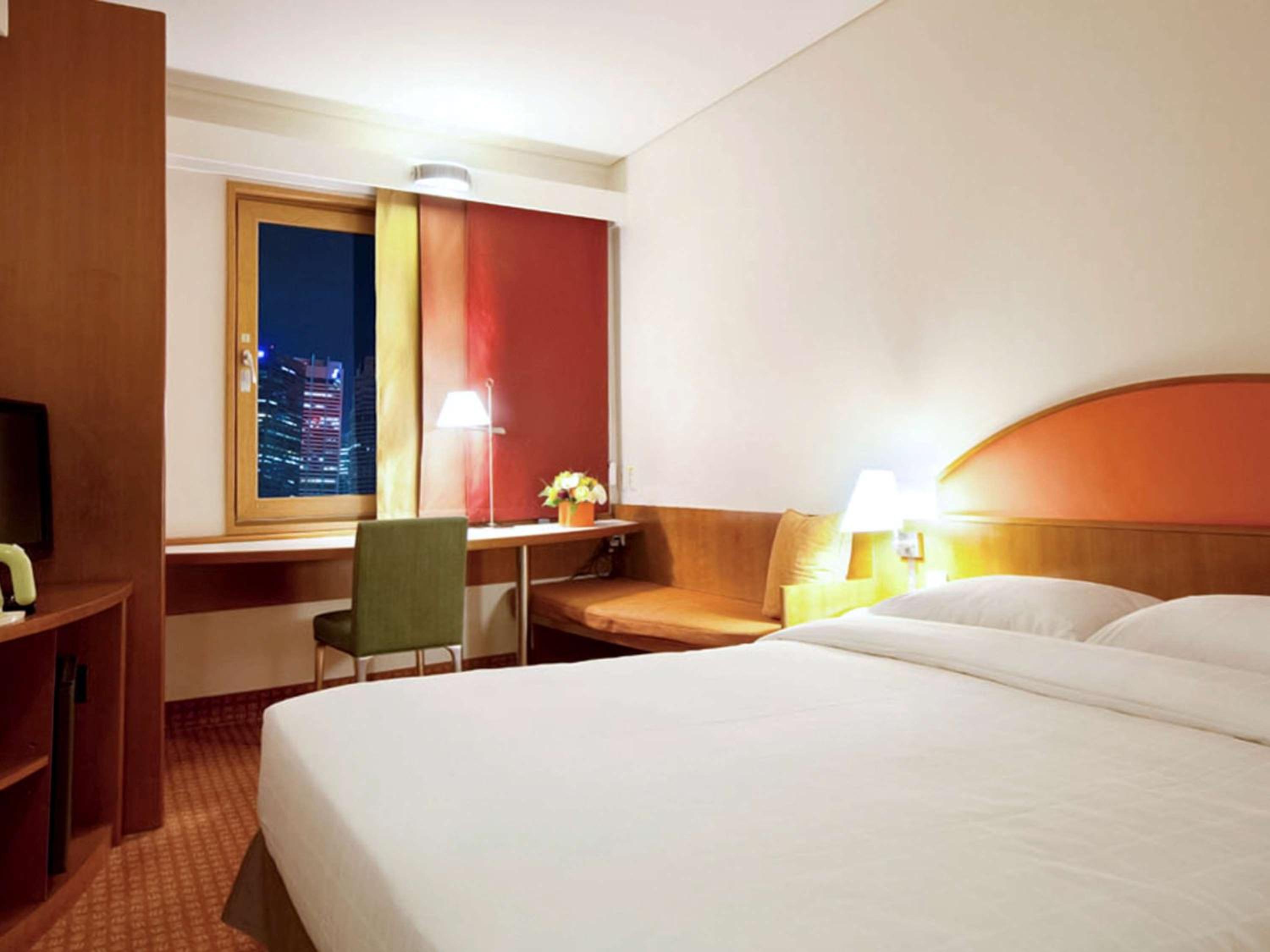 Standard Double Room - City Side photo 2