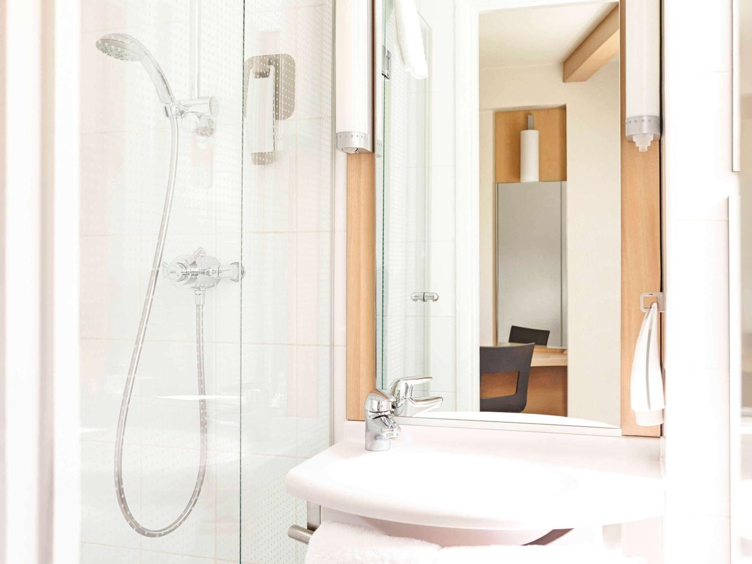 Standard Twin Room - Photo 4