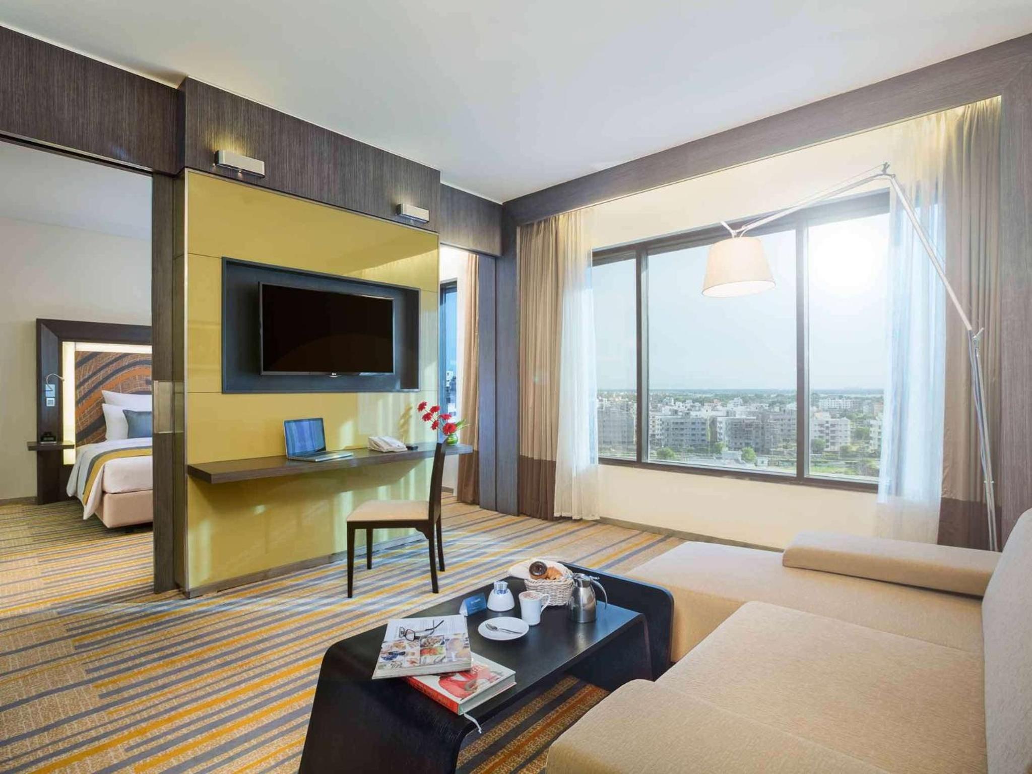 Suite, Premier Lounge Access, Airport transfers, laundry
