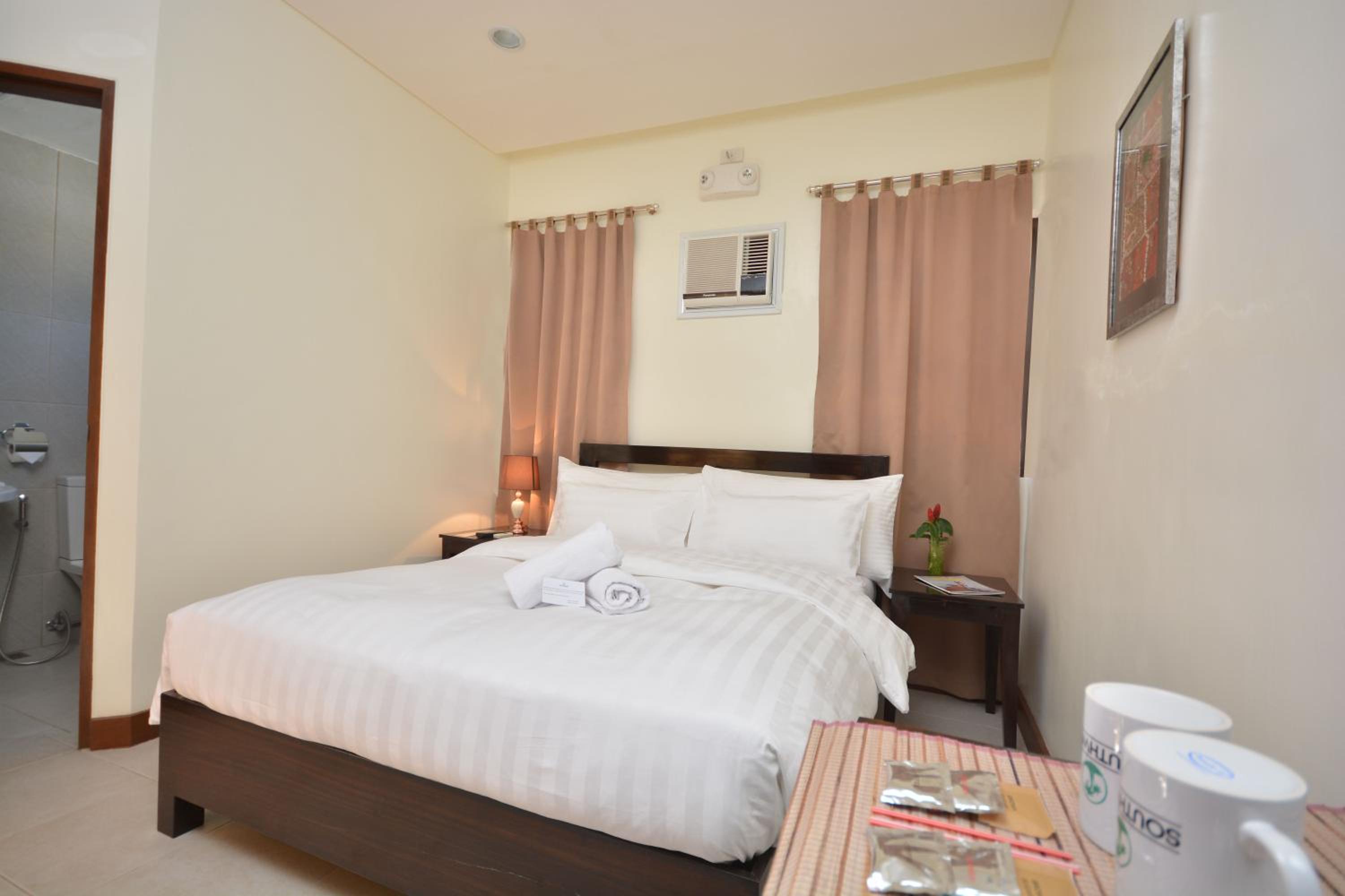 Standard Queen Room photo 2