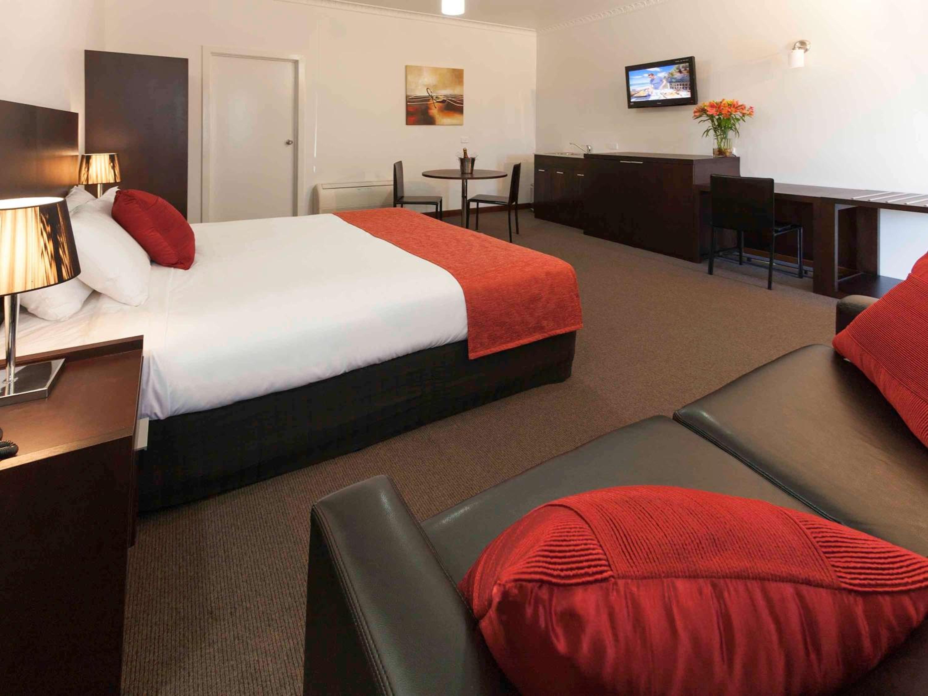 Deluxe king bed room - Photo 2
