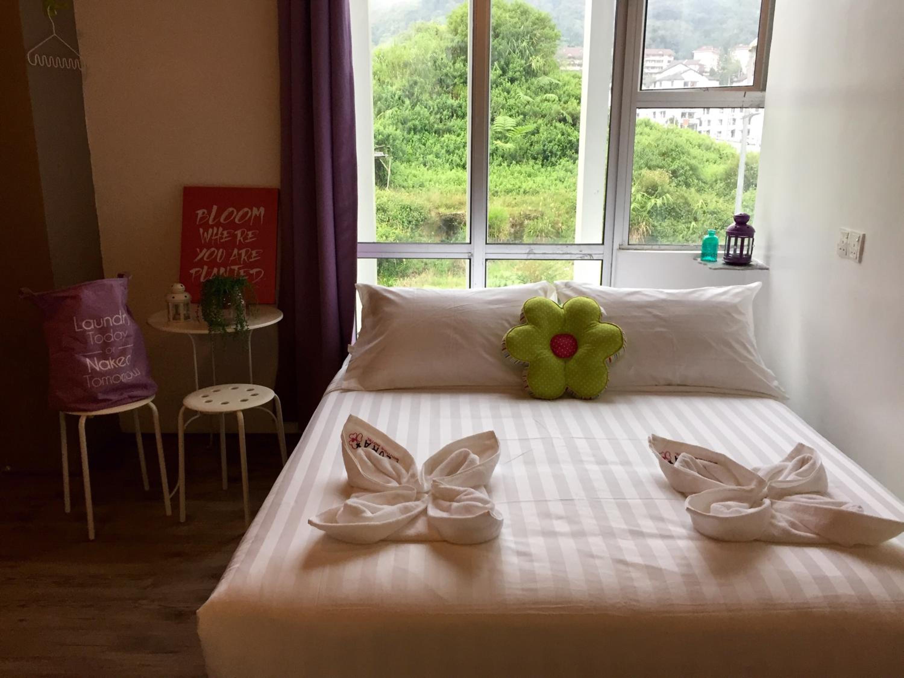Deluxe Queen Room - Photo 9