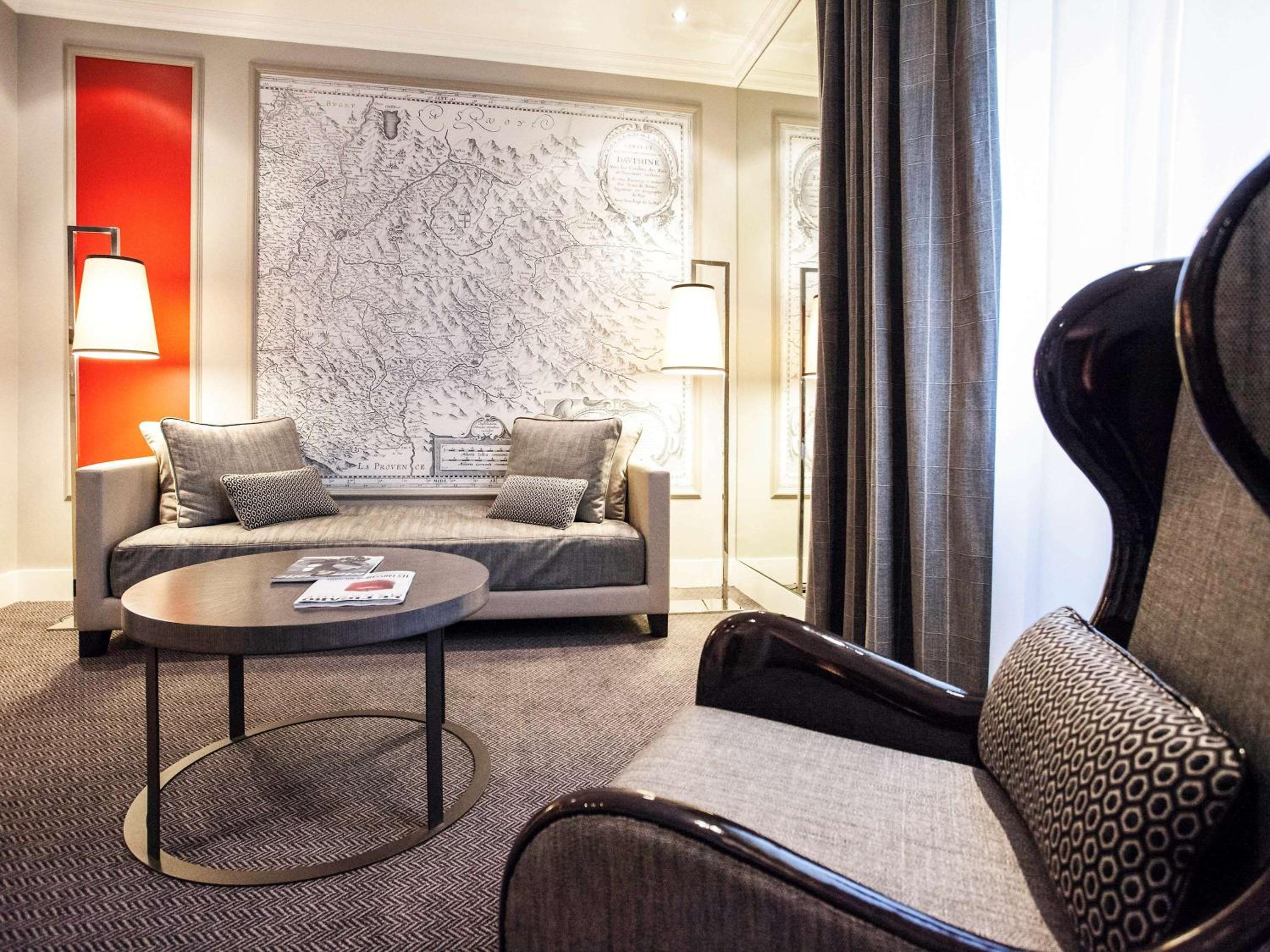 Deluxe City View Room with Queen Bed - Photo 5