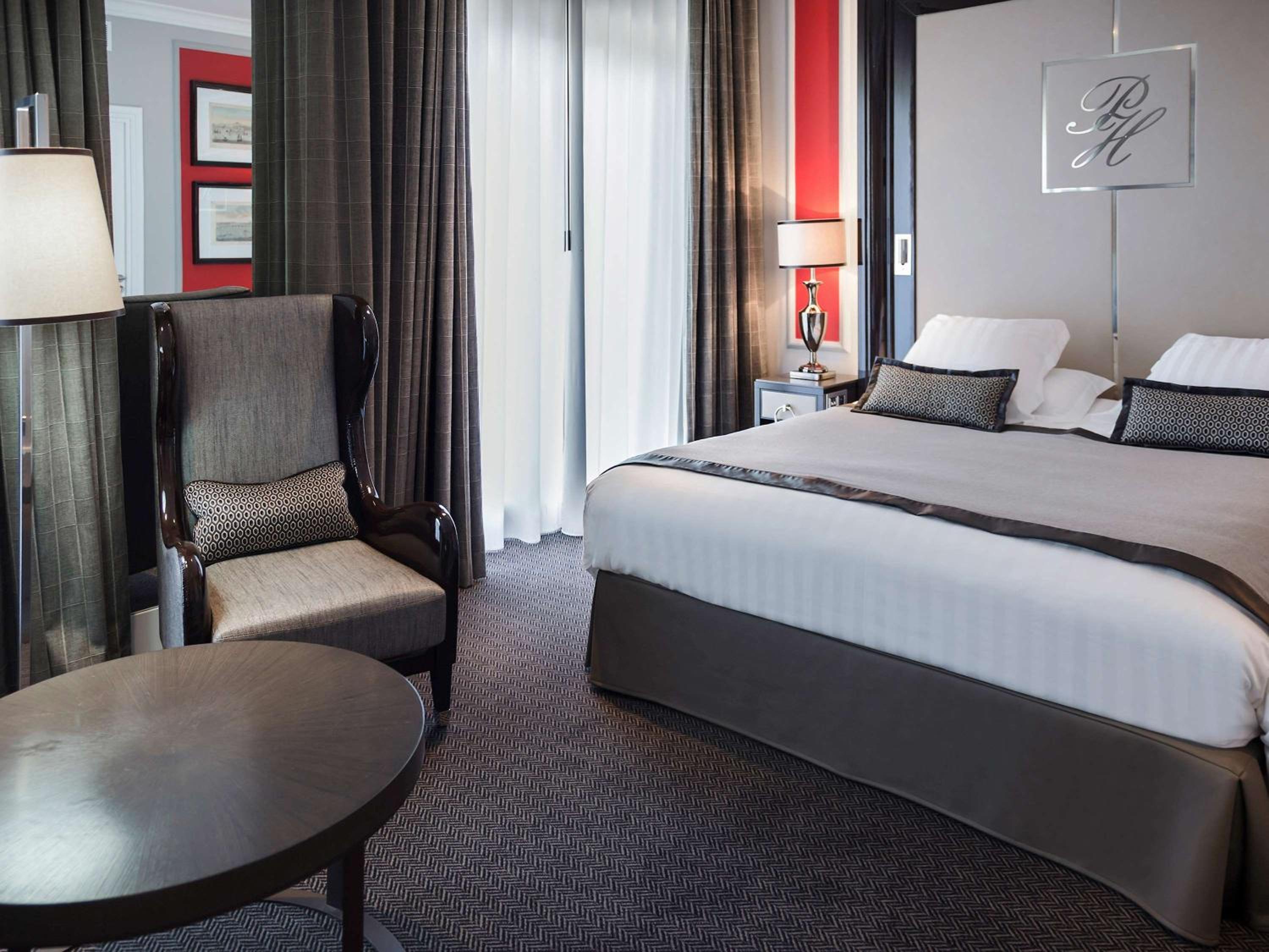 Deluxe City View Room with Queen Bed - Photo 3
