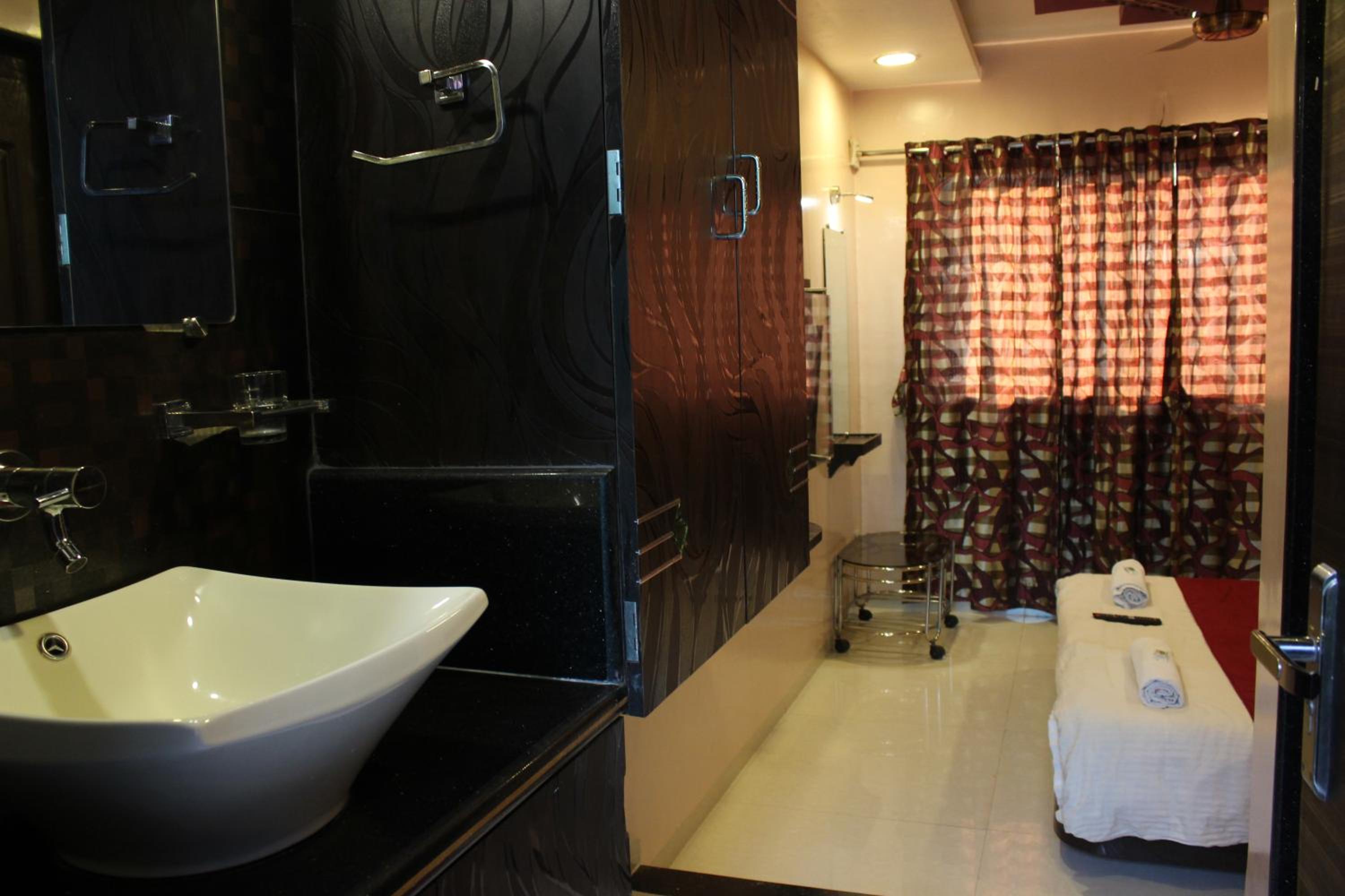Deluxe Room - Photo 8
