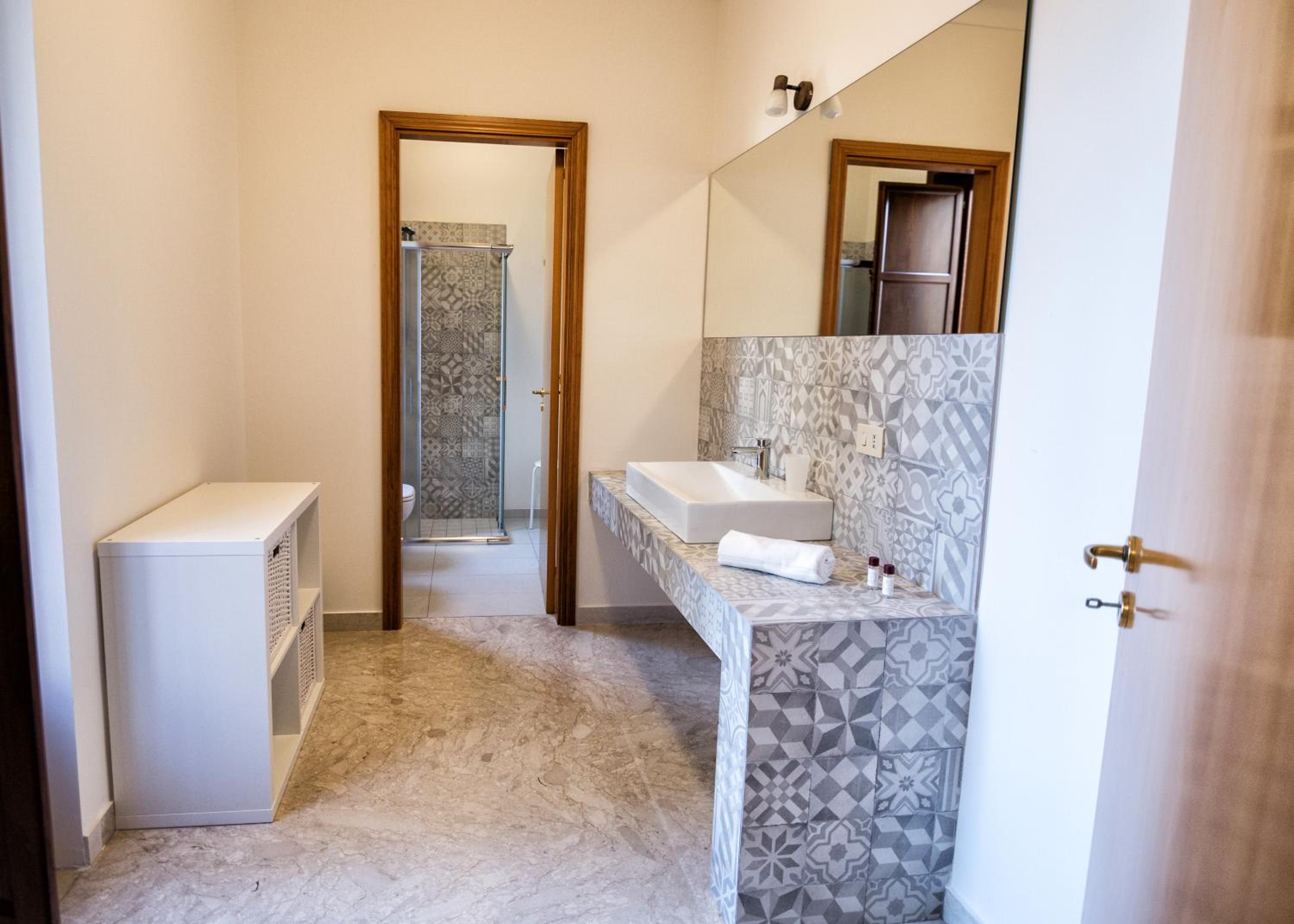 Deluxe Double Room with Balcony - Photo 3