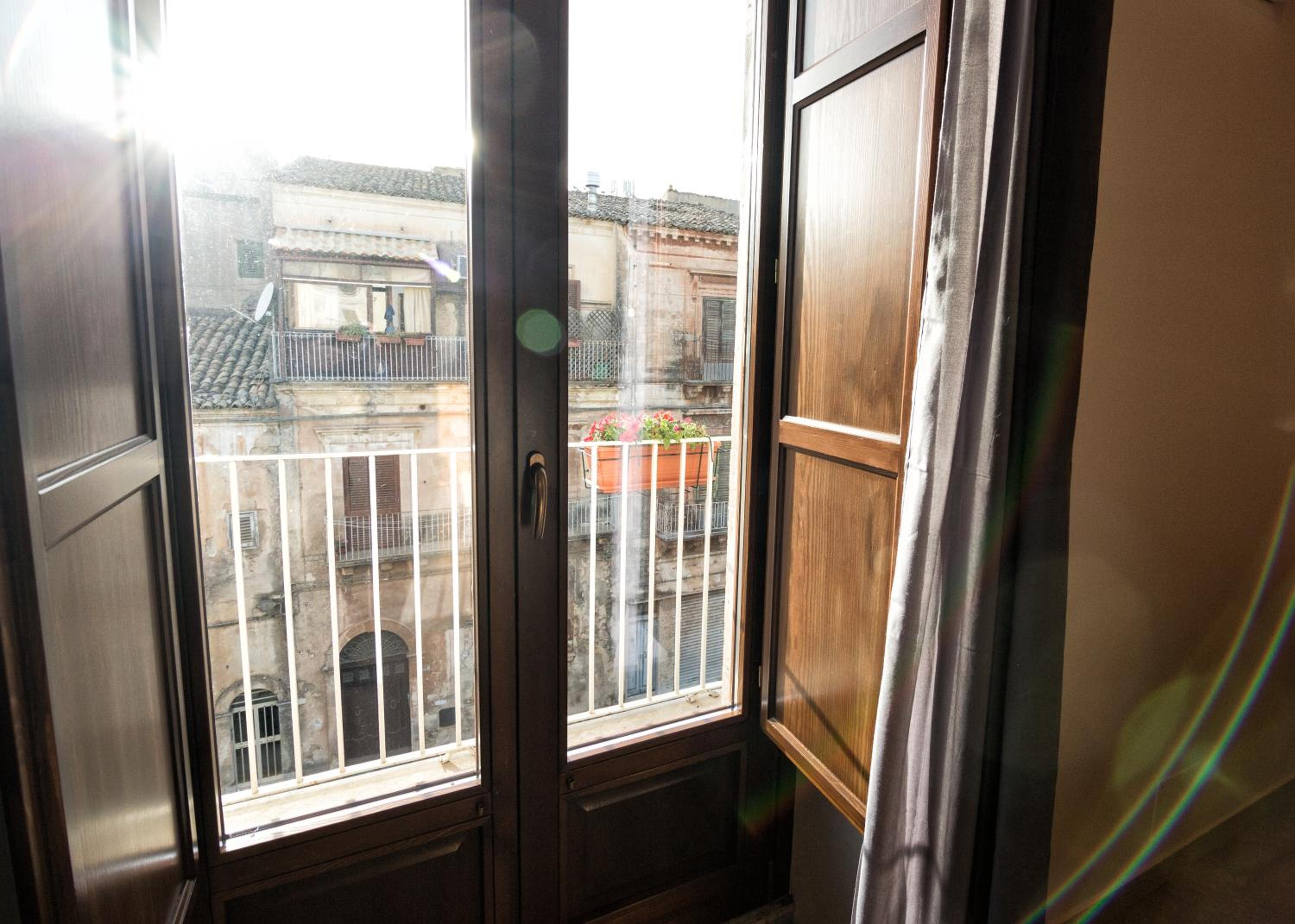 Deluxe Double Room with Balcony - Photo 7
