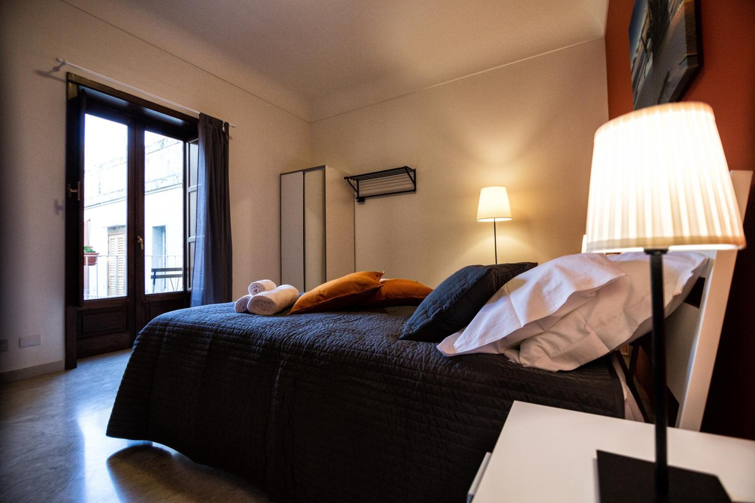 Suite with Balcony - Photo 8