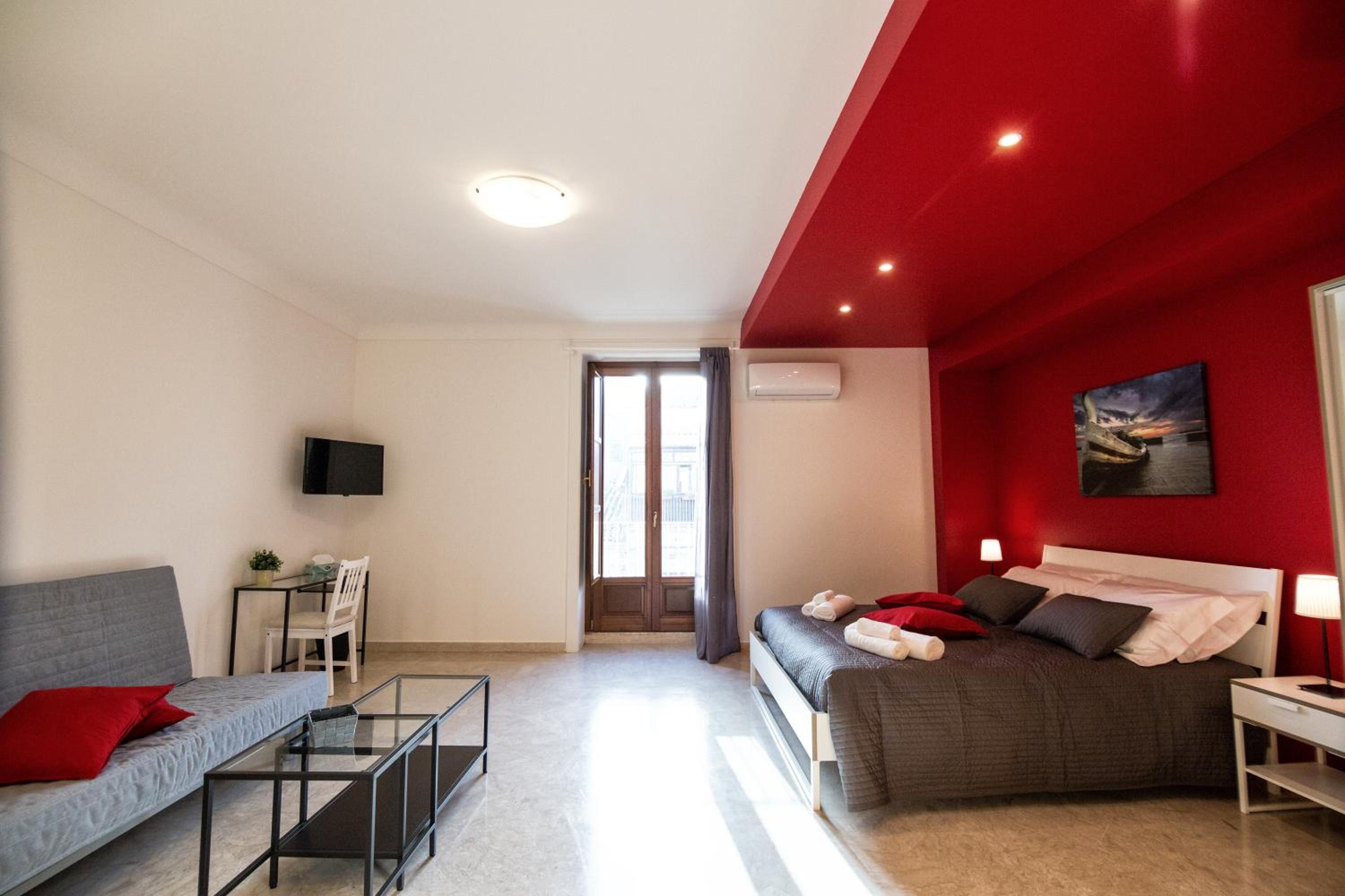 Deluxe Double Room with Balcony - Photo 5
