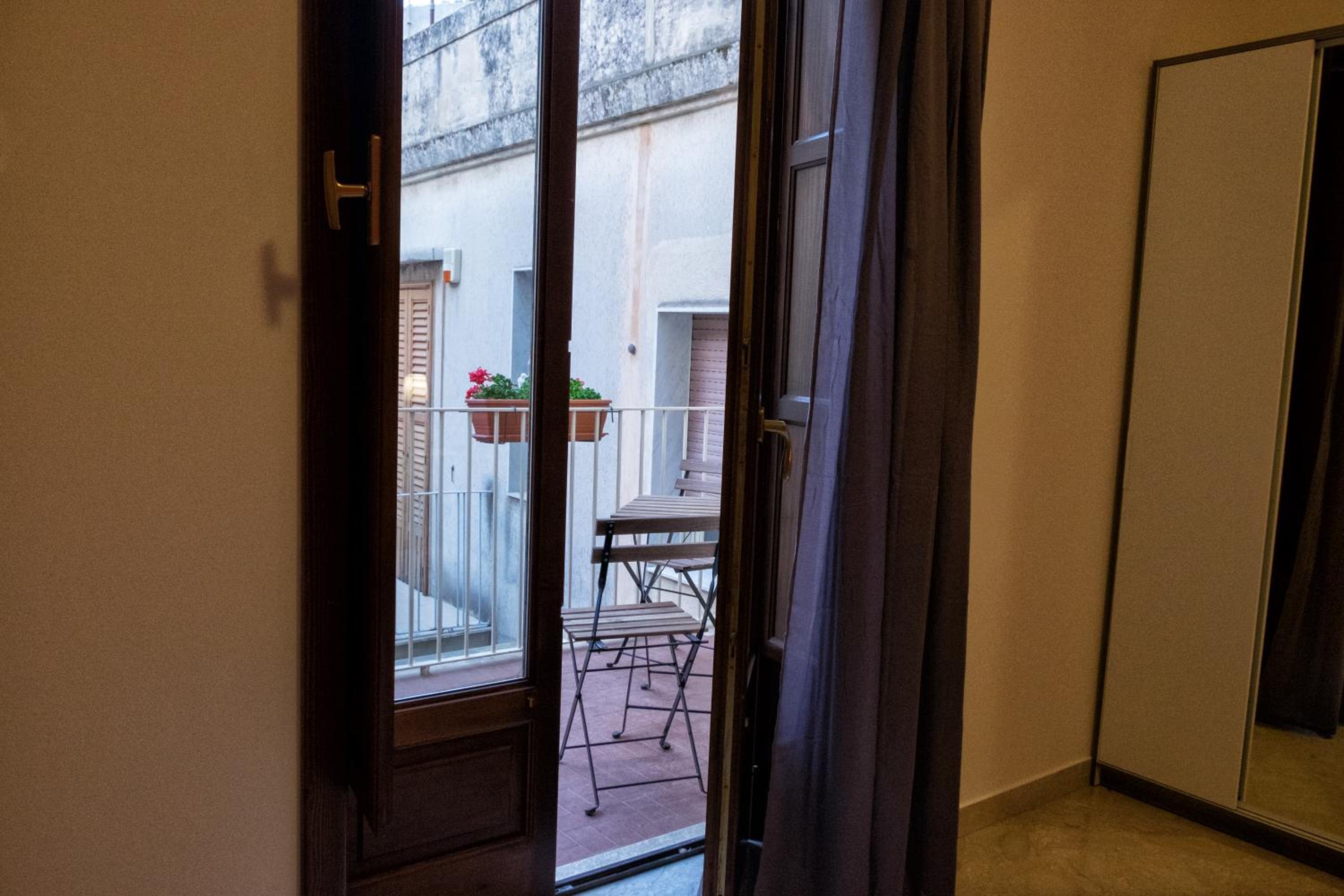 Suite with Balcony - Photo 9