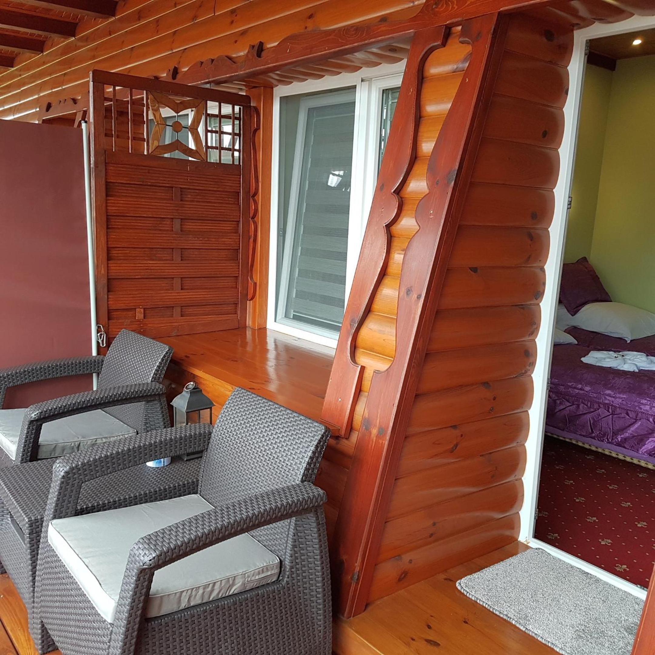 Double or Twin Room with Balcony and Private Bathroom - Photo 6