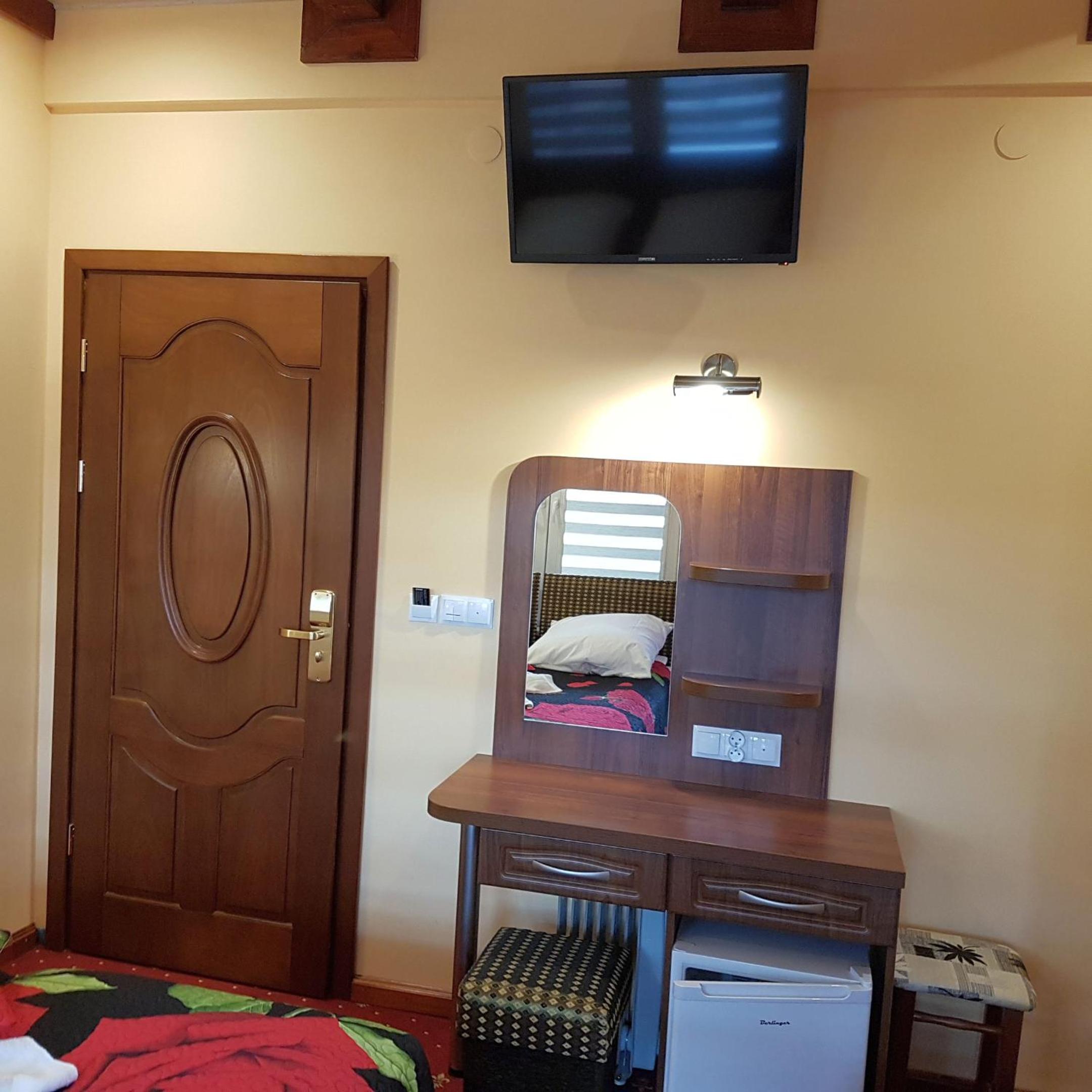 Double or Twin Room with Balcony and Private Bathroom - Photo 14