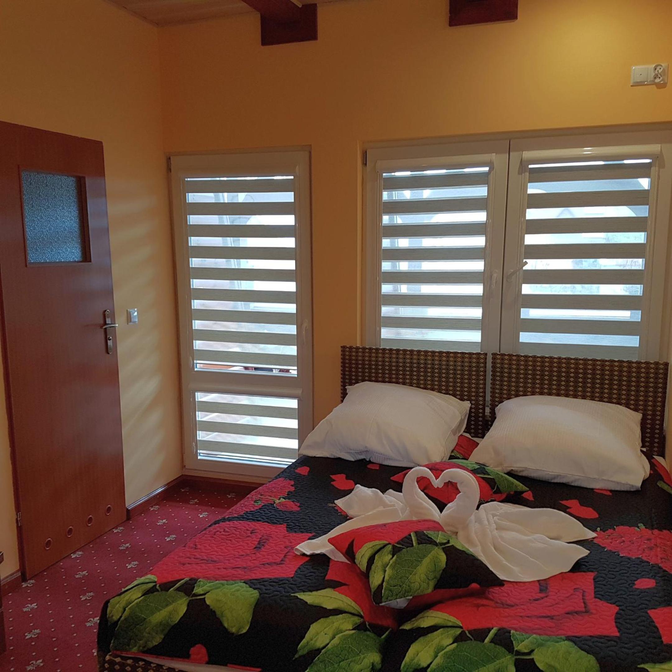 Double or Twin Room with Balcony and Private Bathroom - Photo 13