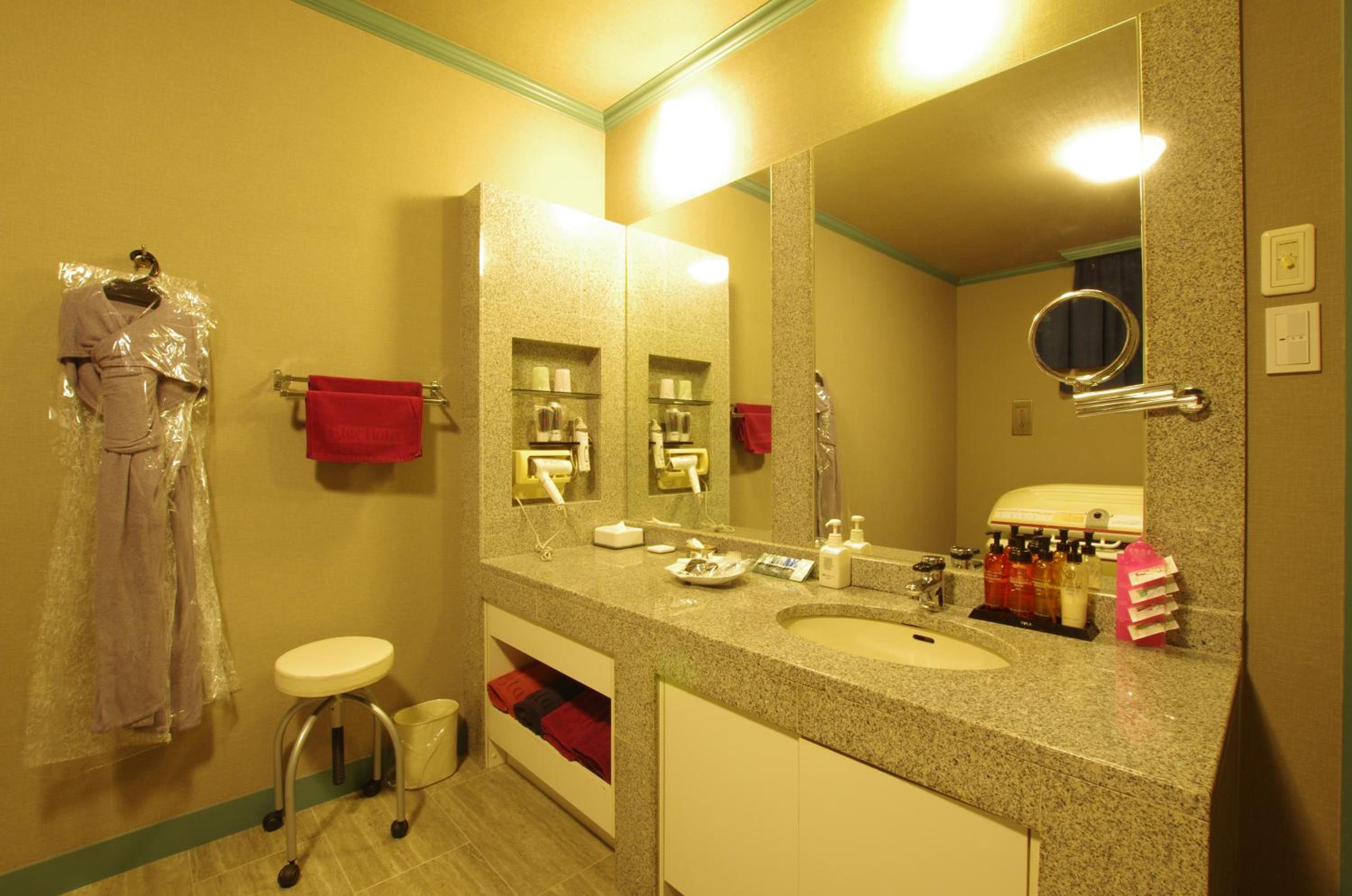 Premium Double Room - Smoking - 15:00 Check in - Photo 3