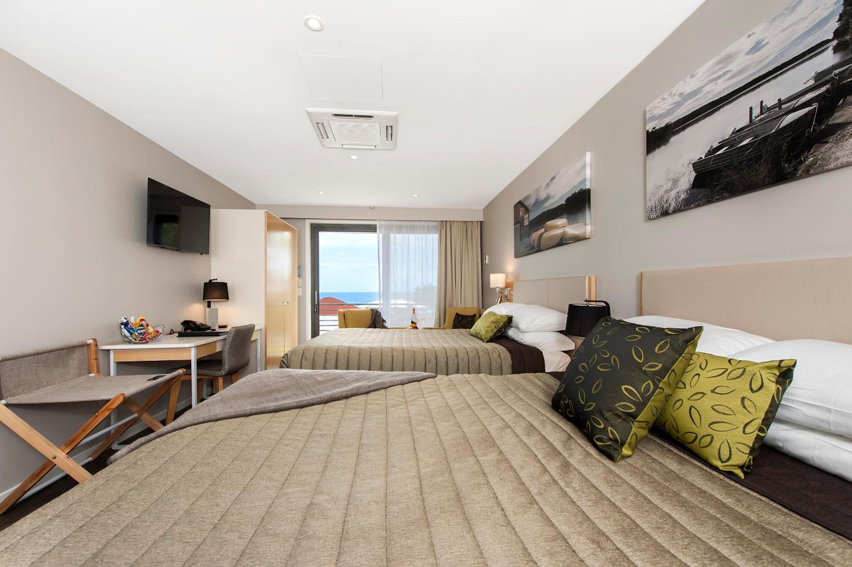 Premium Twin Room with Two Queen Beds photo 2