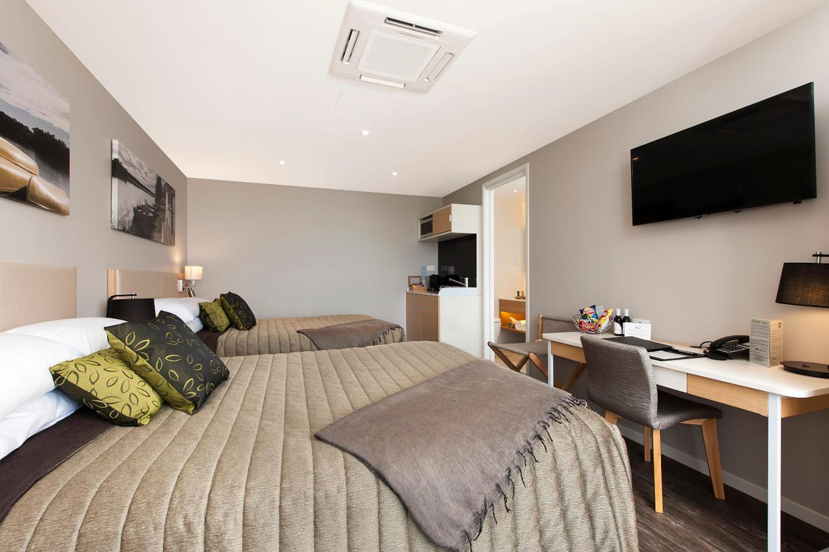Premium Twin Room with Two Queen Beds photo 3