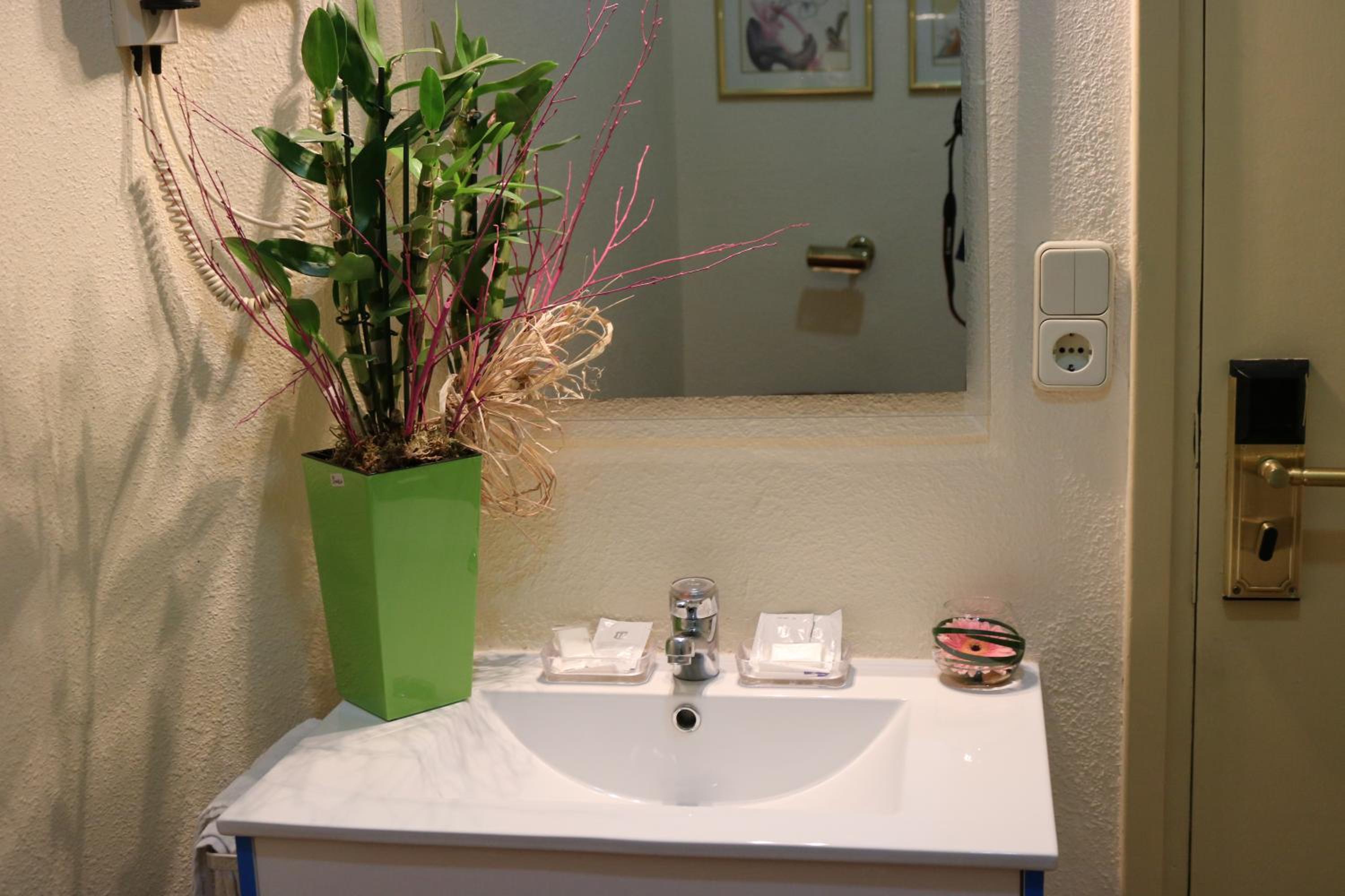 Budget Single Room with Shared Bathroom photo 3
