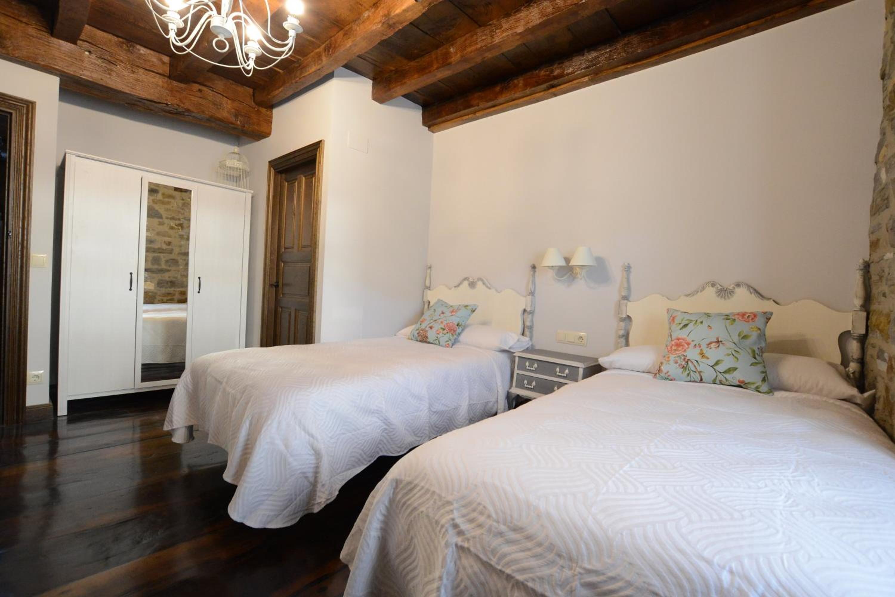 Twin Room with Private Bathroom photo 3