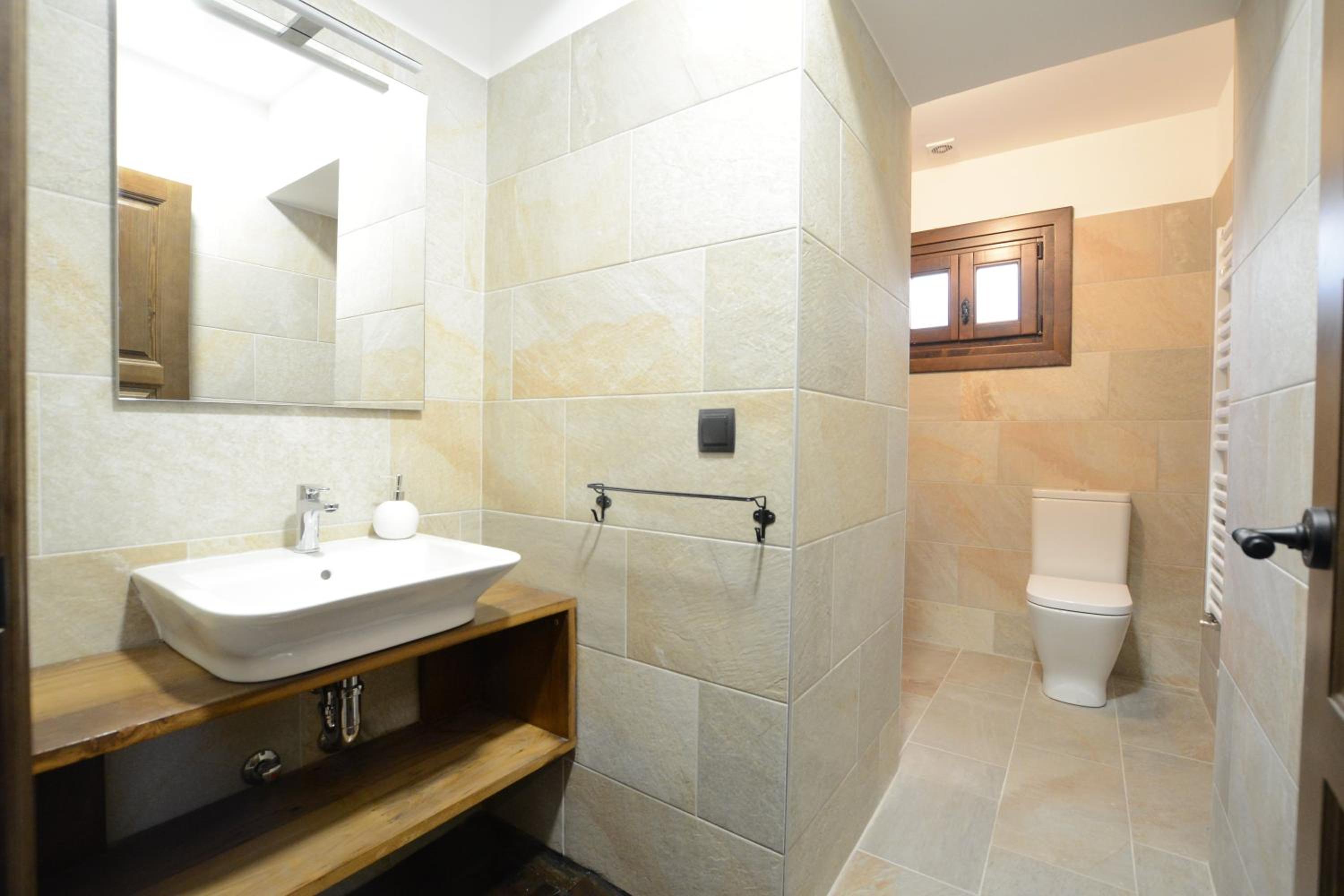 Twin Room with Private Bathroom photo 2