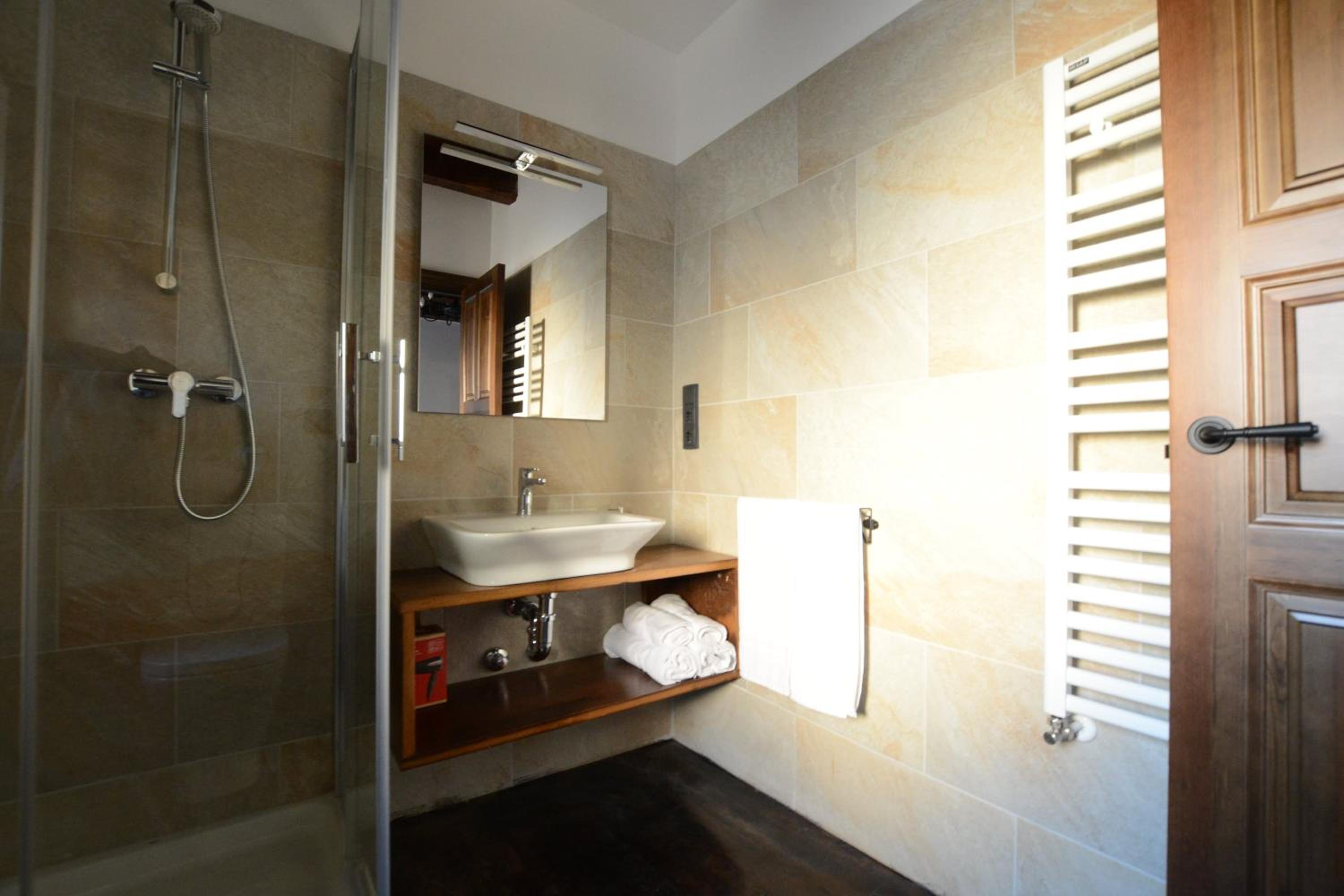 Twin Room with Private Bathroom - Photo 2