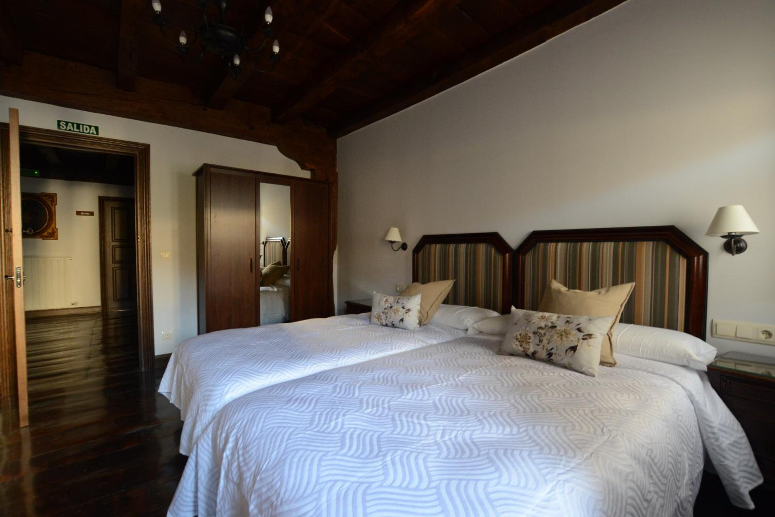 Twin Room with Private Bathroom - Photo 4