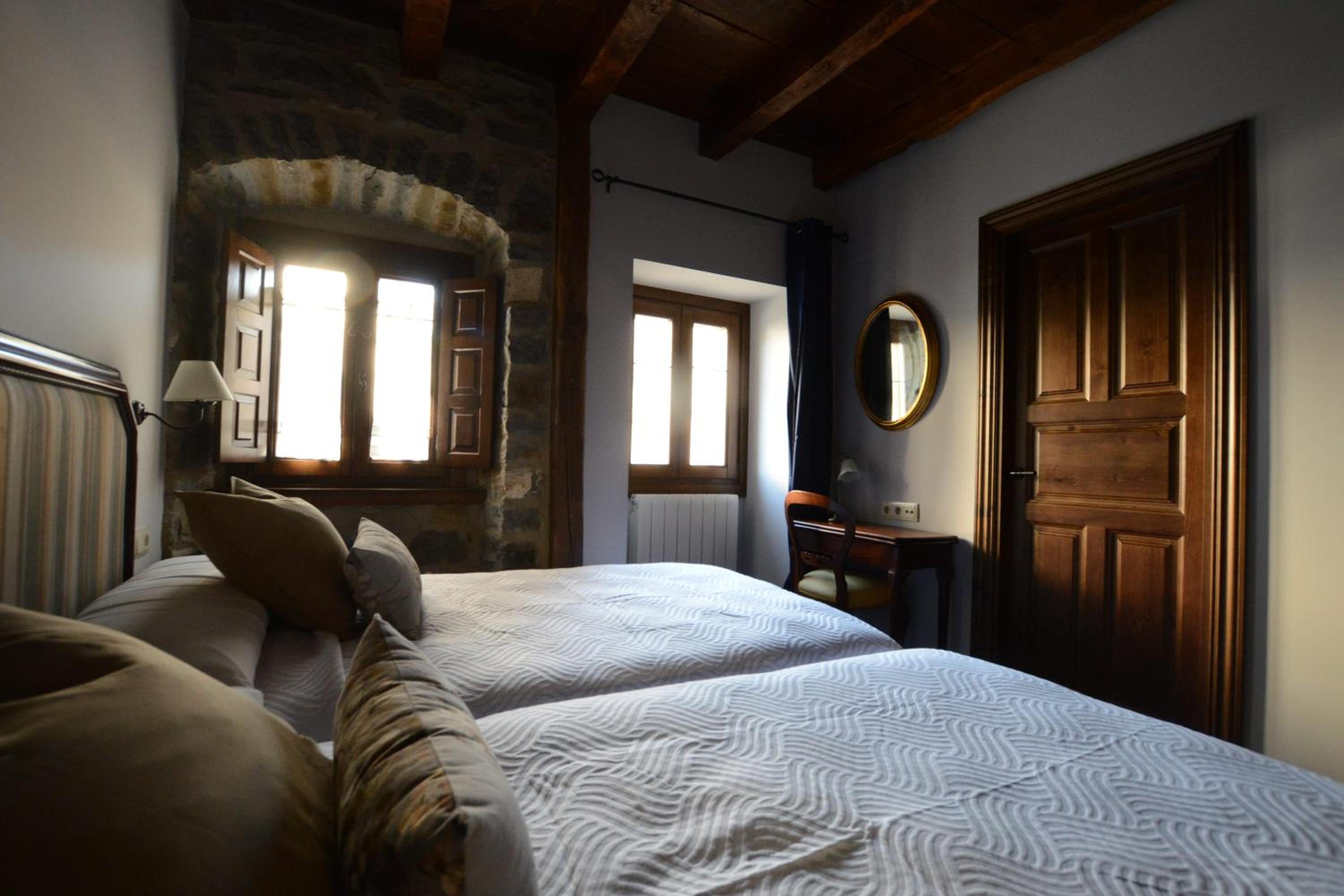 Twin Room with Private Bathroom - Photo 1