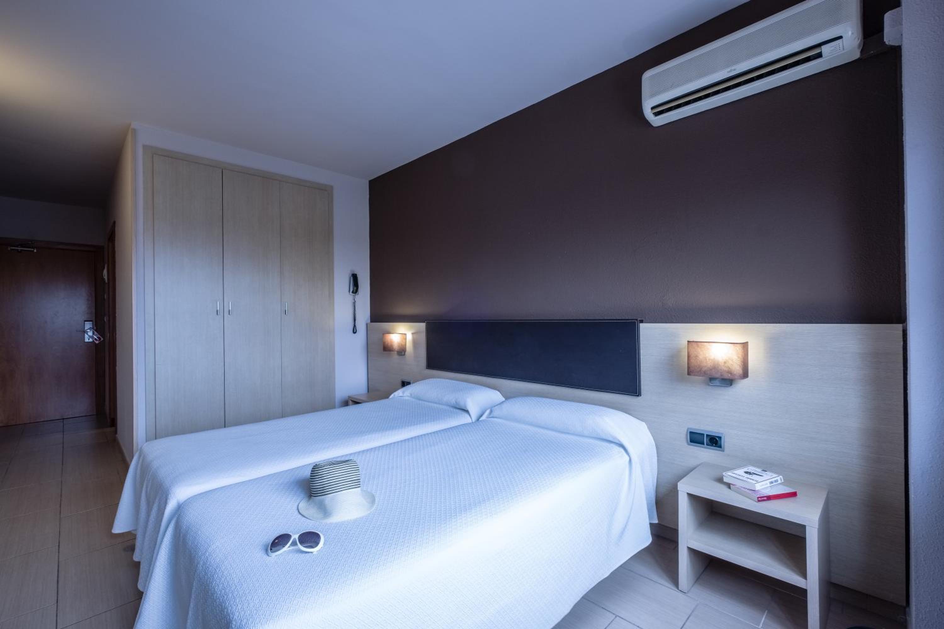 Standard Room (3 Adults) - Photo 1