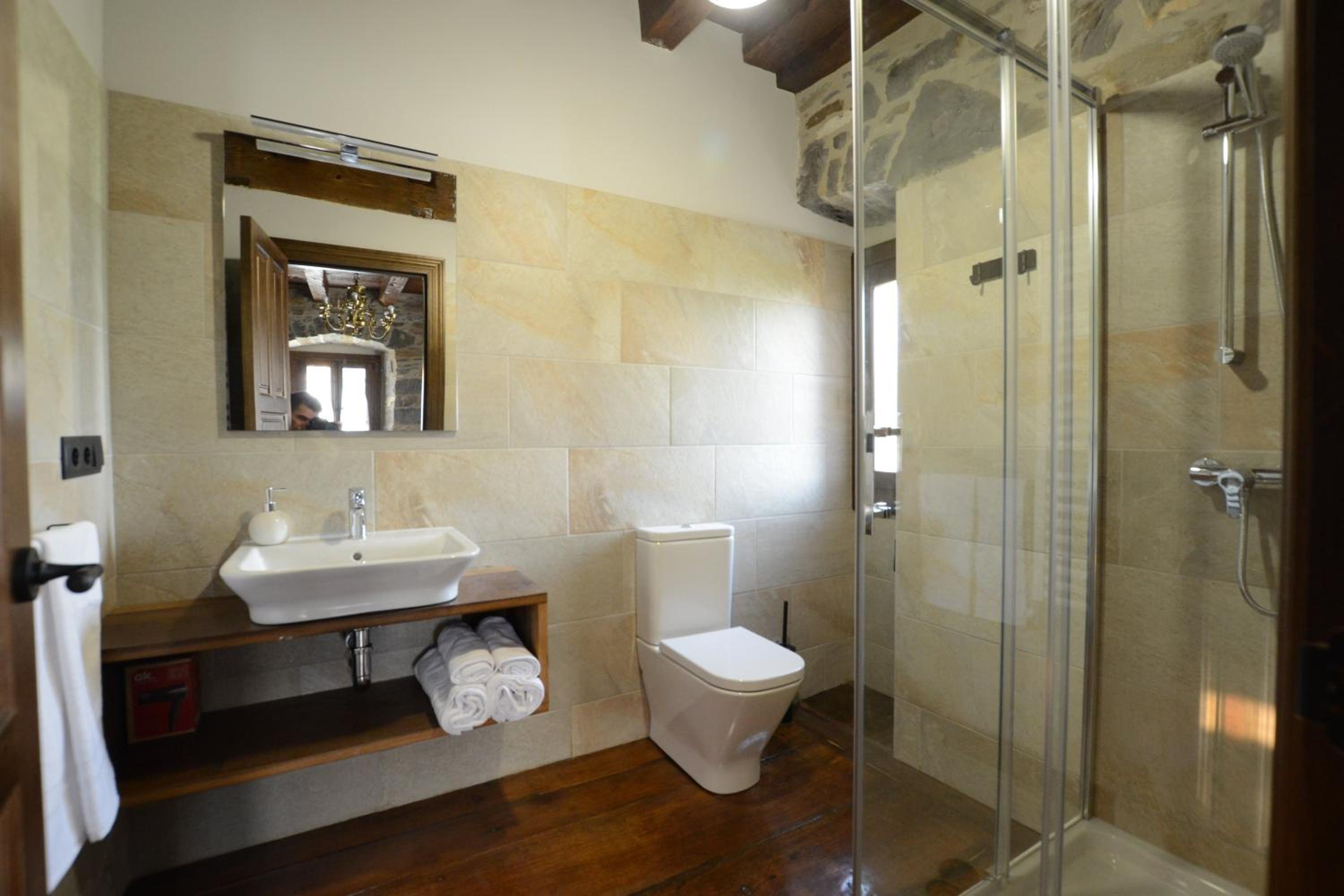 Double Room with Balcony - Photo 5