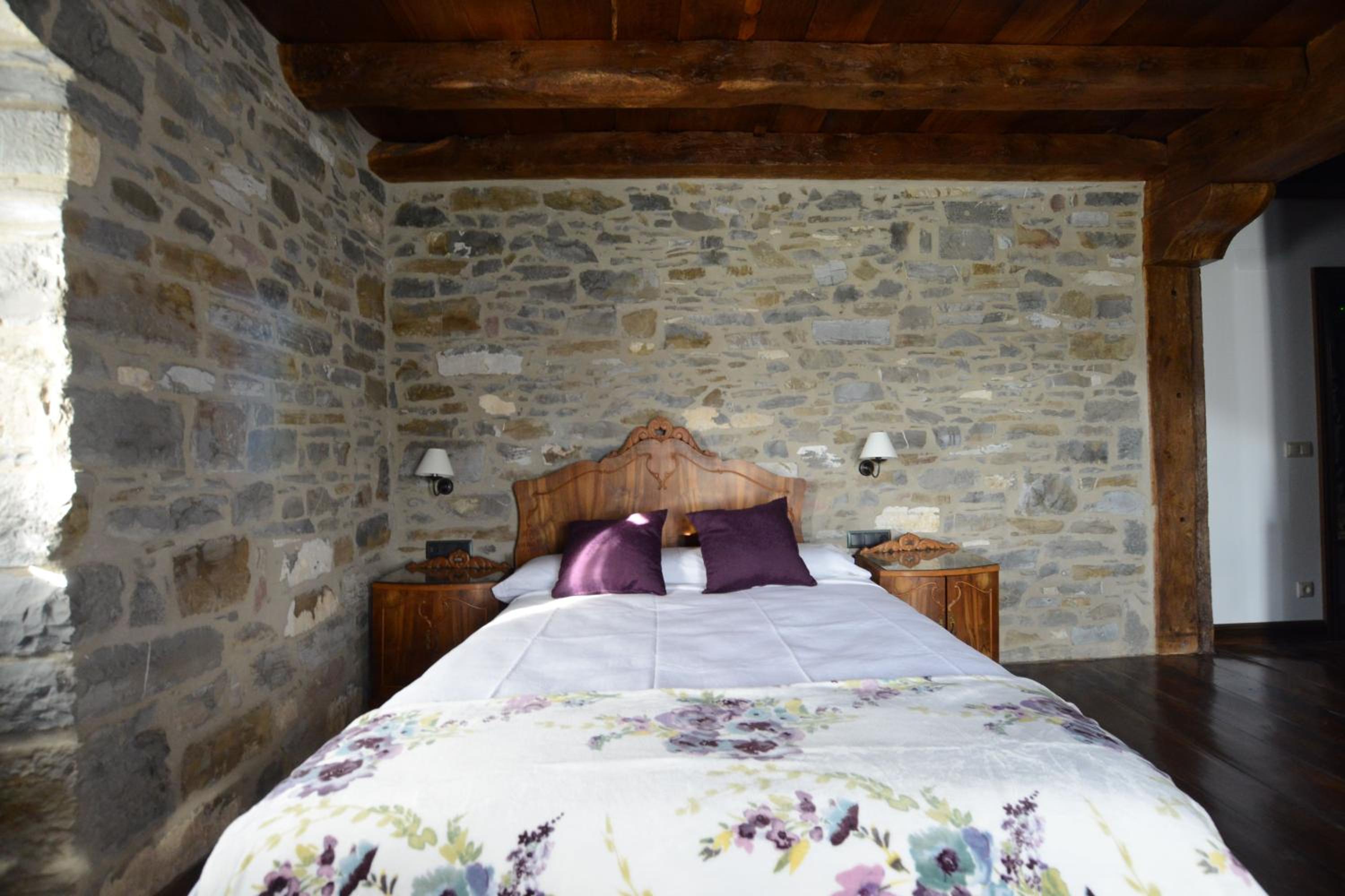 Double Room with Balcony - Photo 3