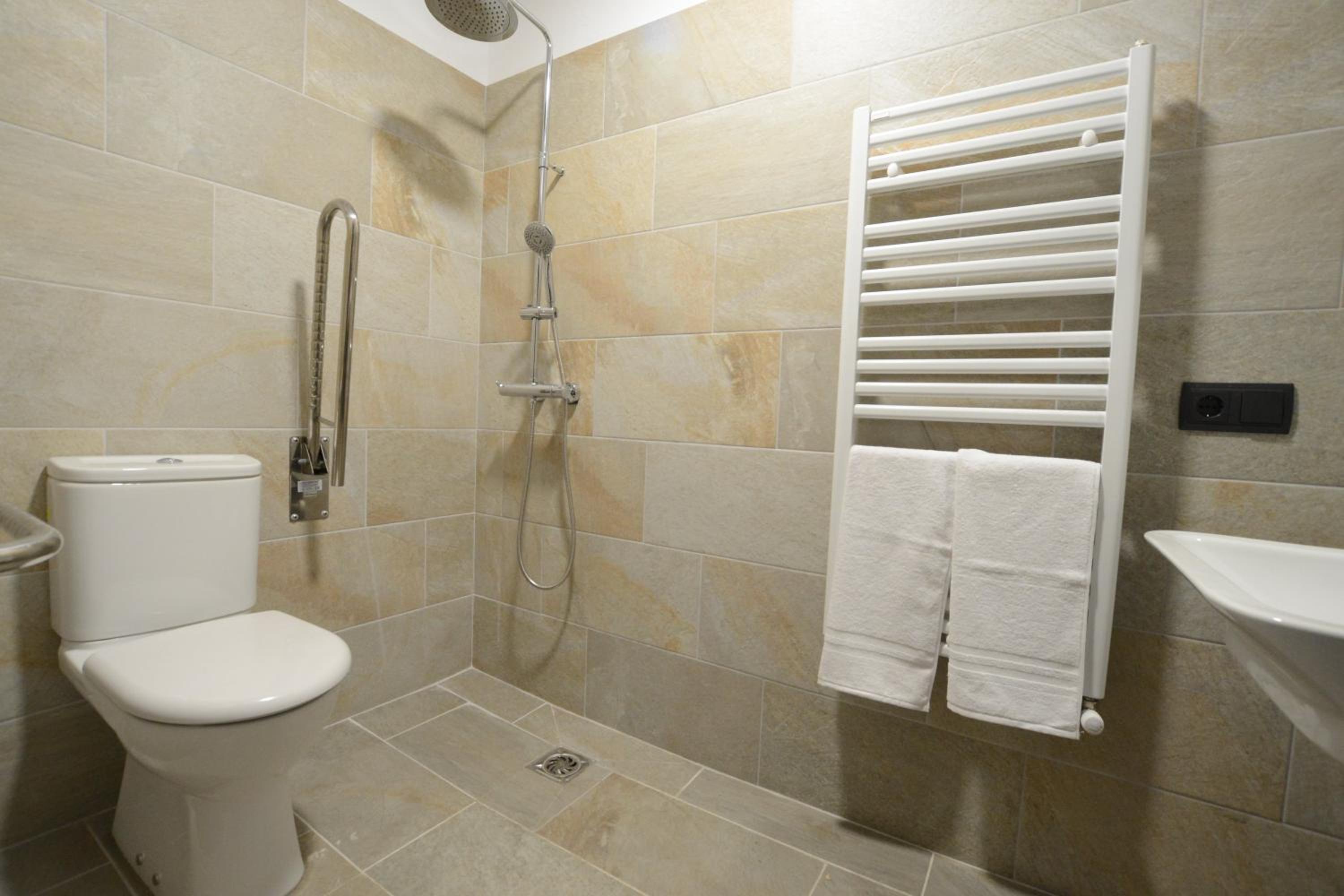 Twin Room with Private Bathroom photo 3