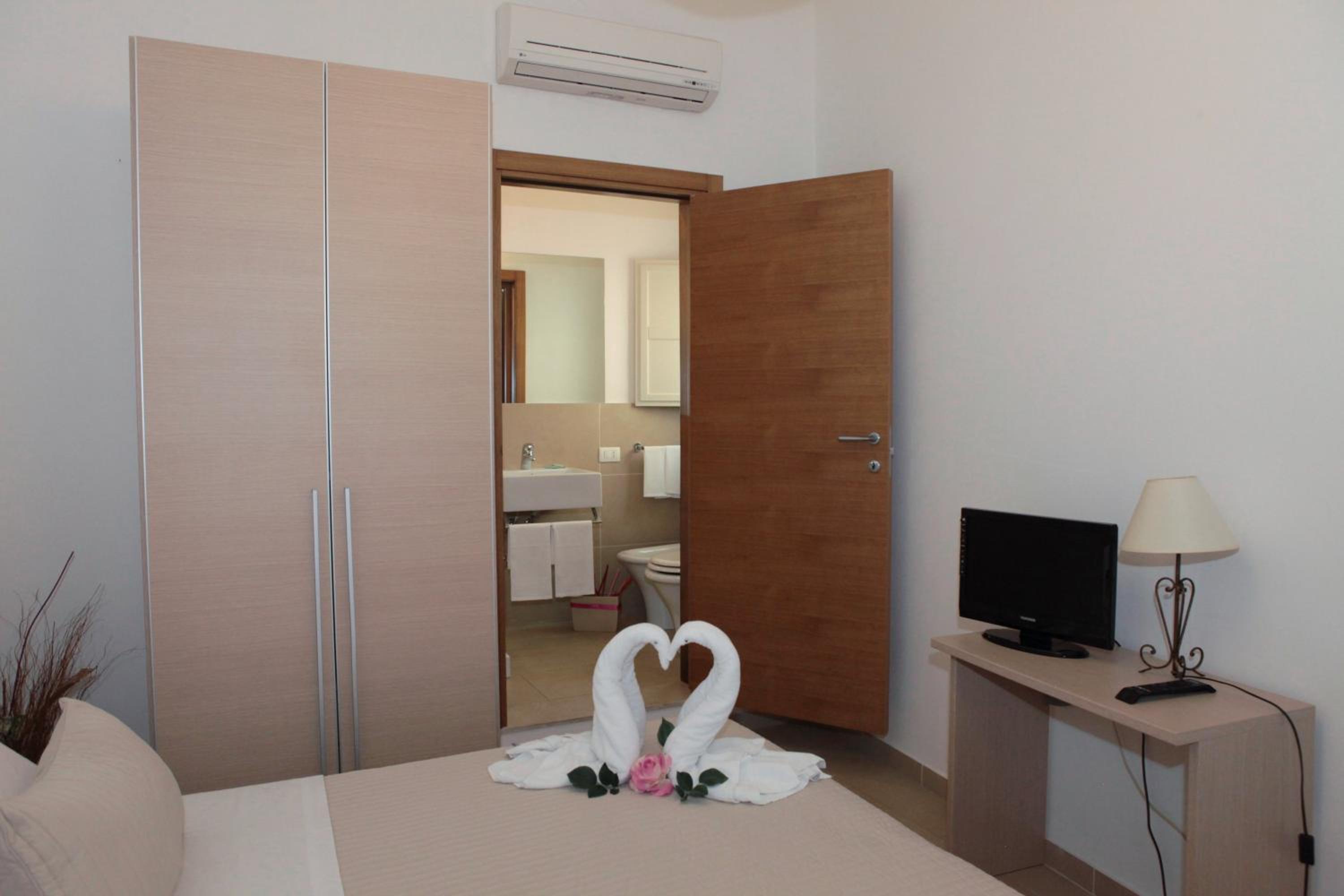 Double Room - Photo 9