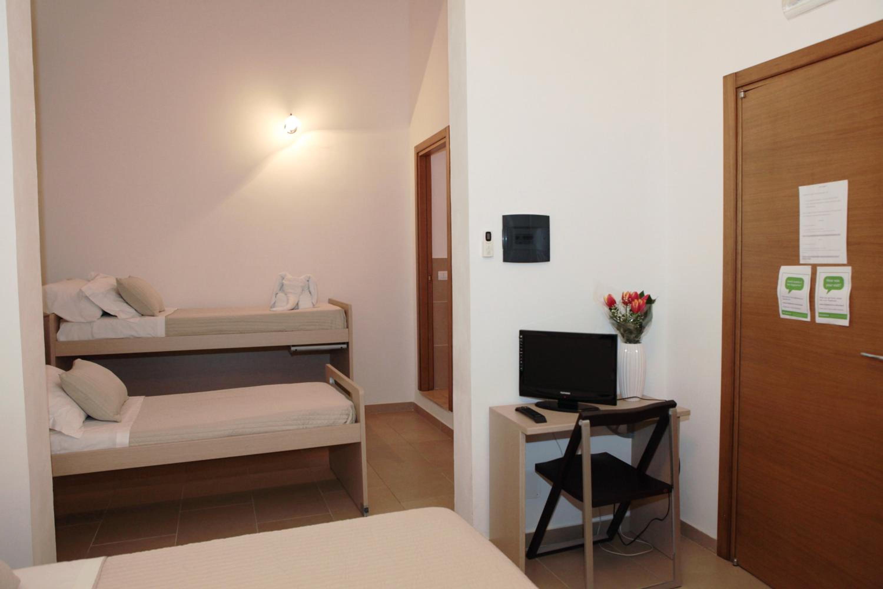Quadruple Room - Photo 9