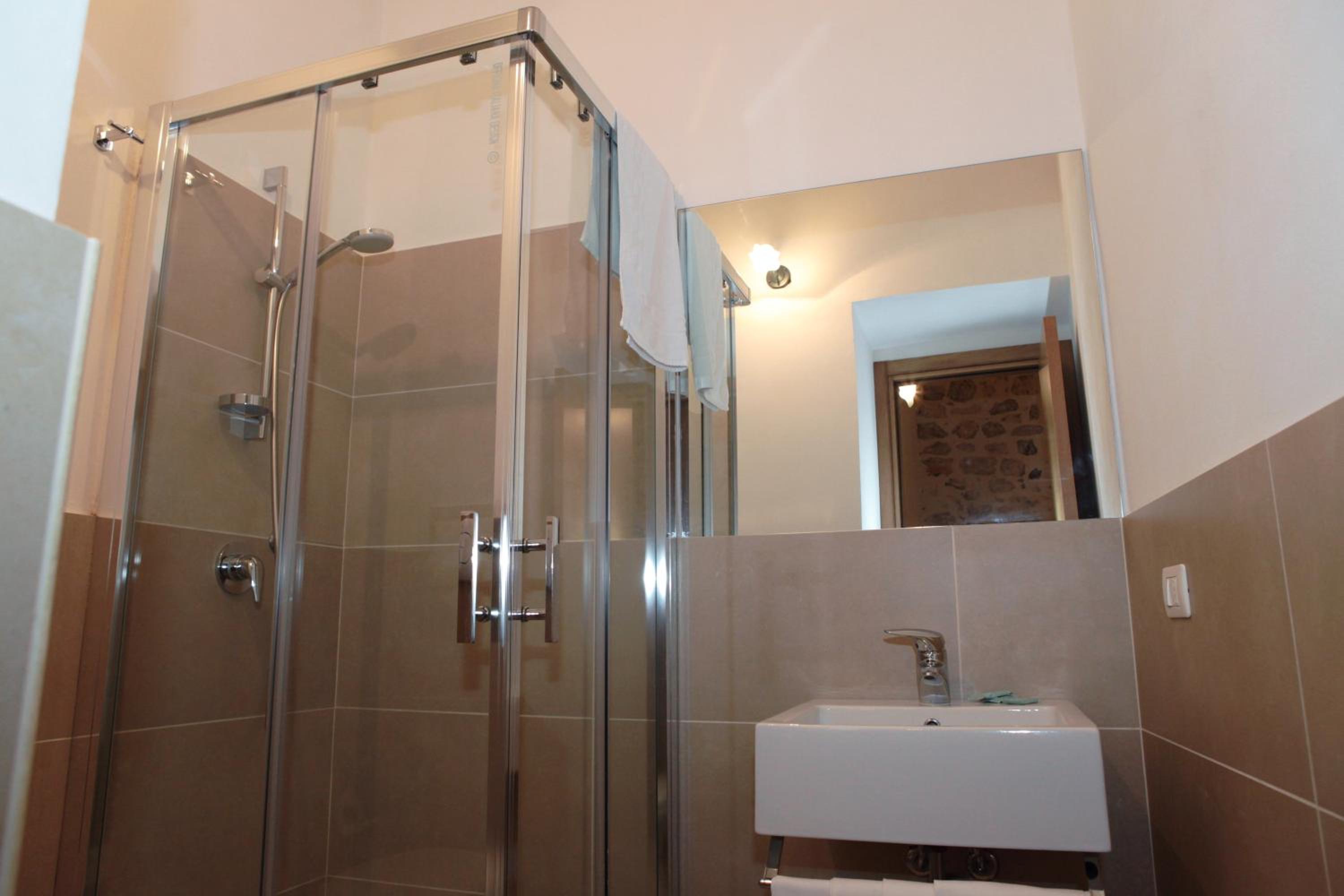 Double Room - Photo 5