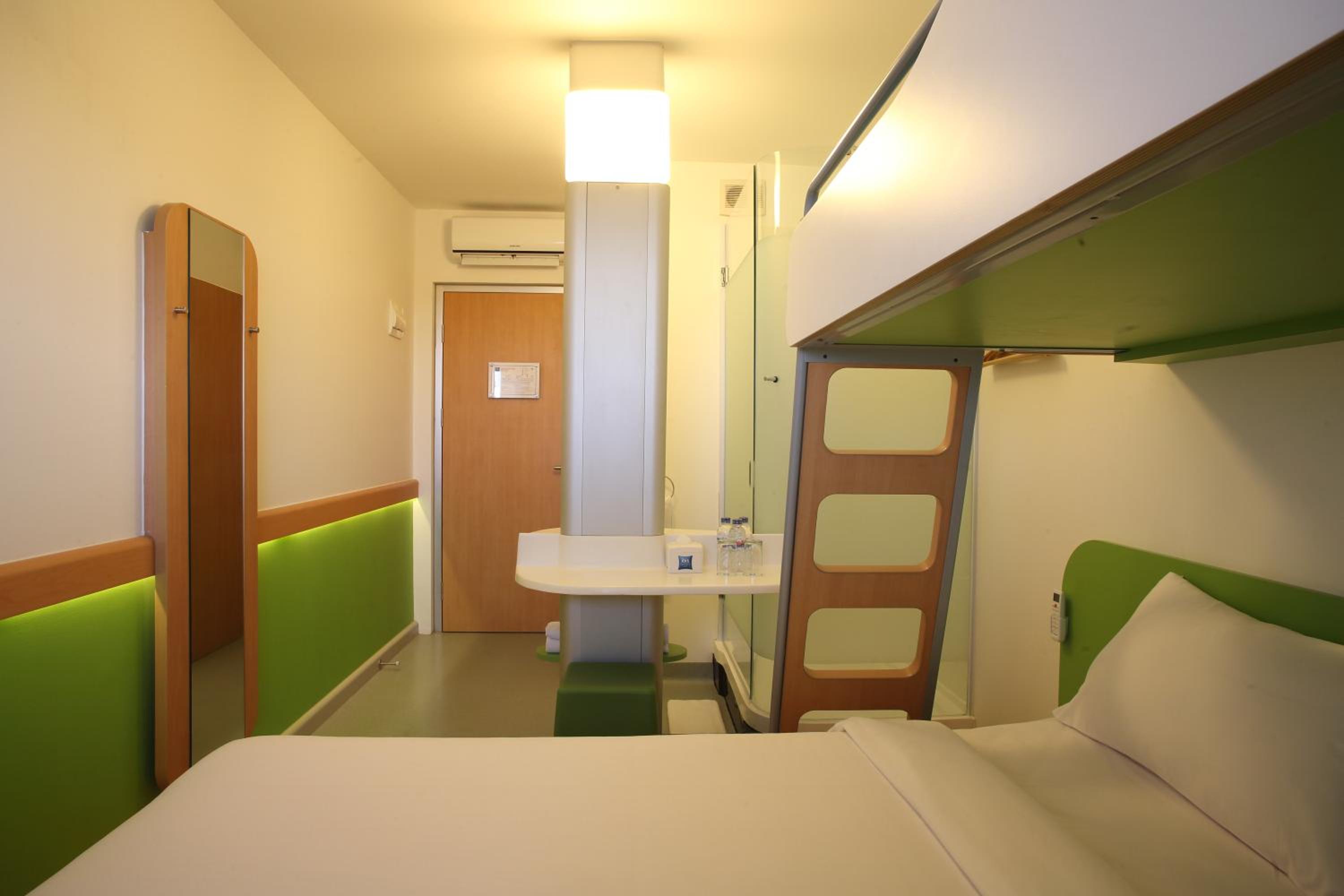 Standard Queen Room with Bunk Bed - Photo 5