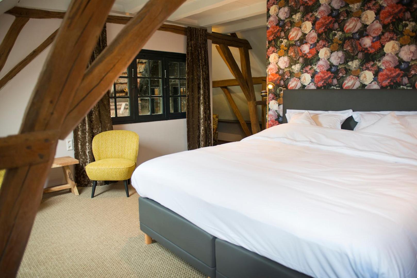 Suite with Hot Tub - Photo 6